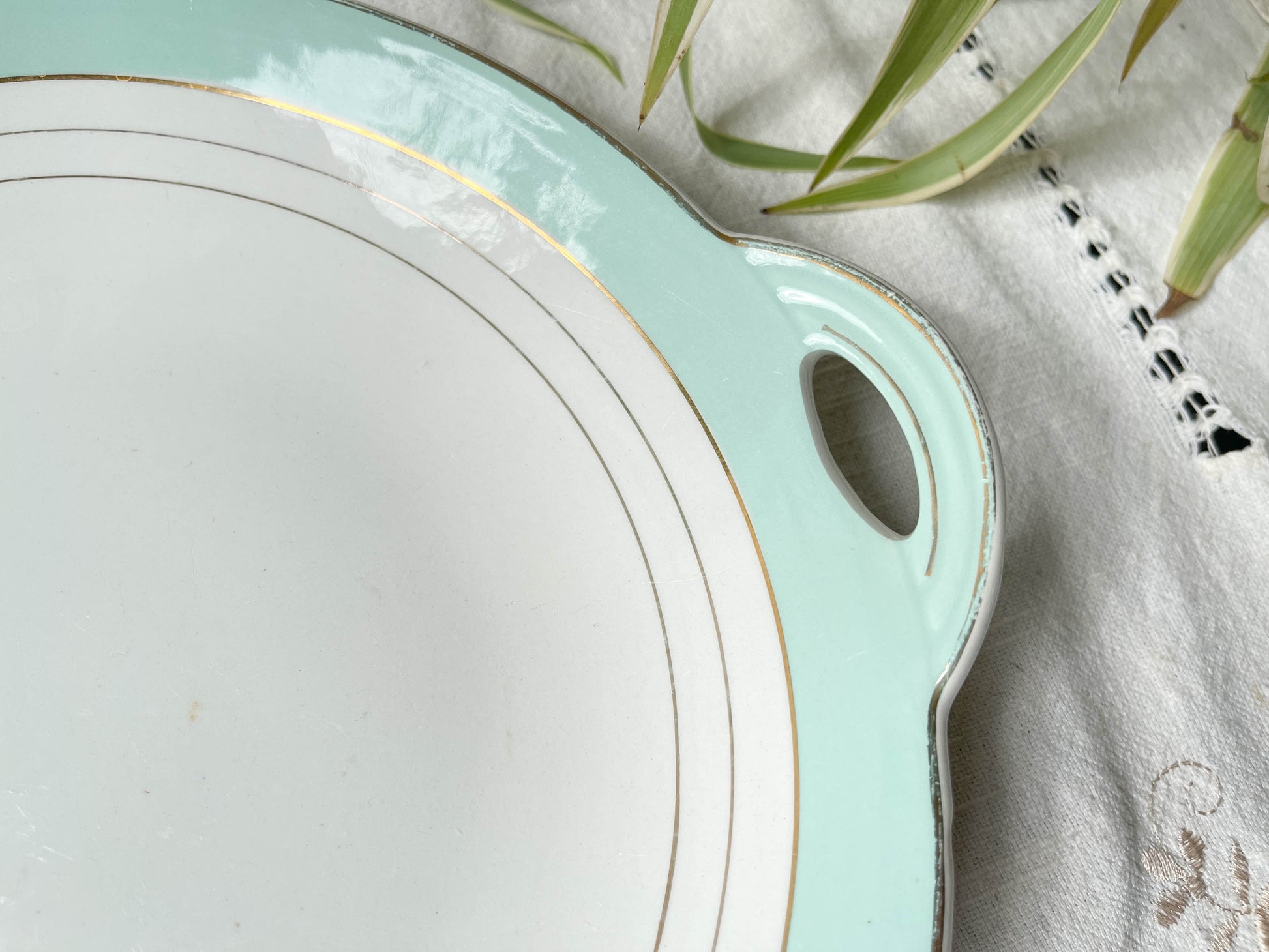 Plat à gâteau à oreille Française LUNEVILLE modèle "Régence" blanc vert doré