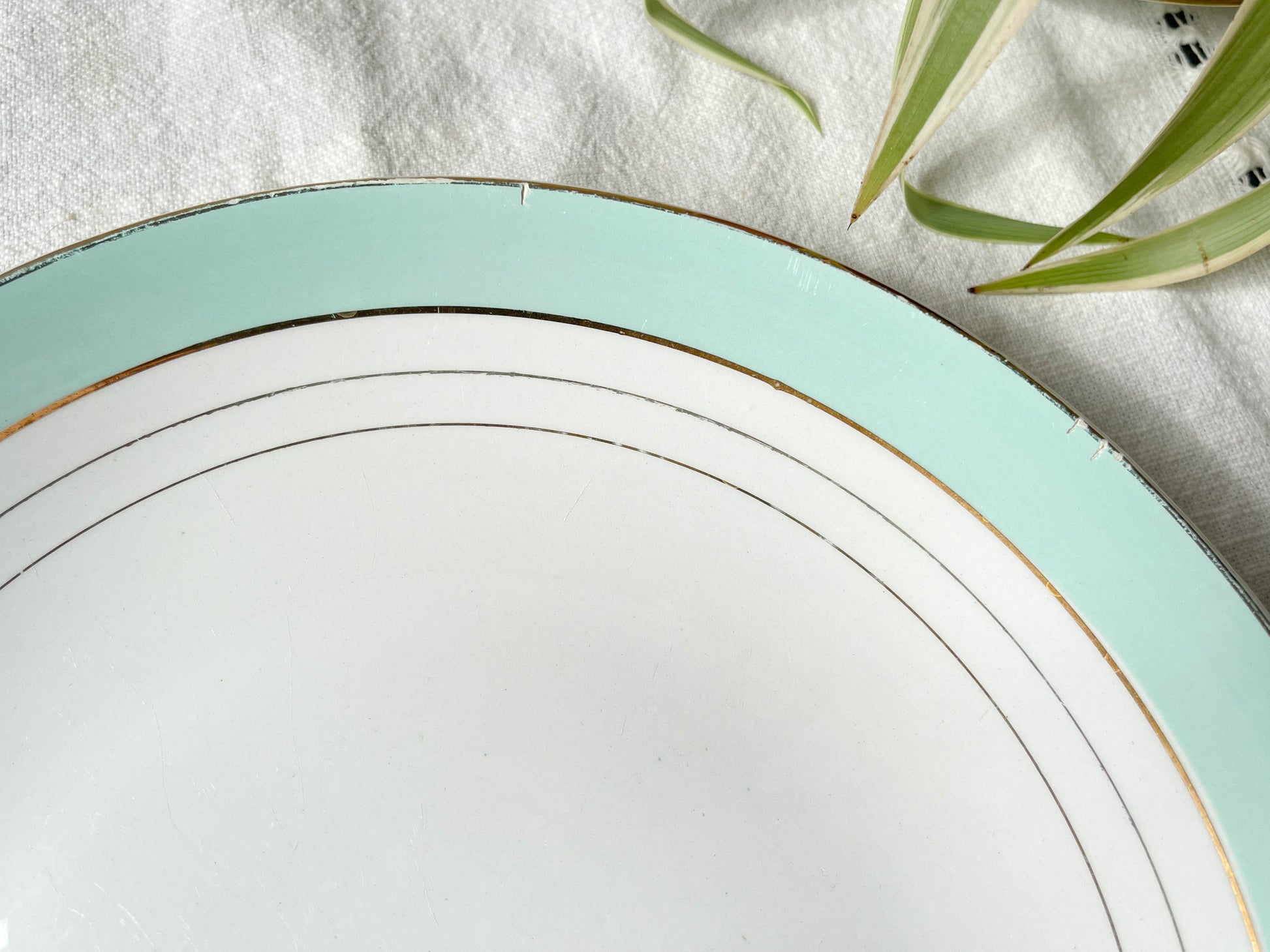 Plat à gâteau à oreille Française LUNEVILLE modèle "Régence" blanc vert doré