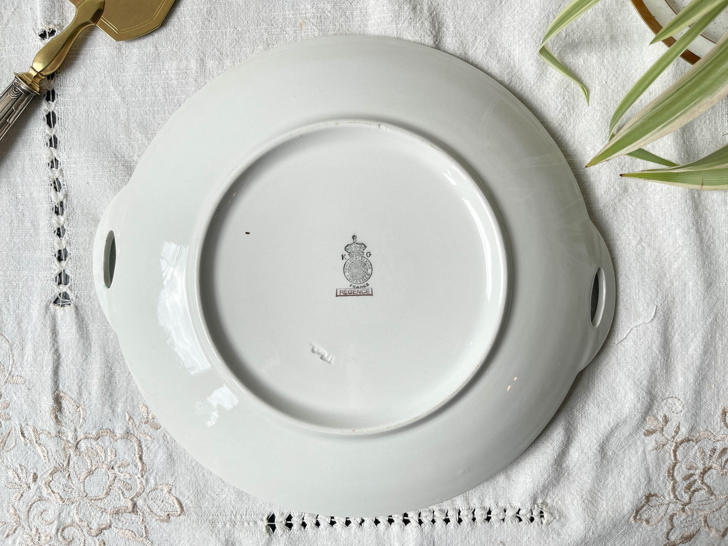 Plat à gâteau à oreille Française LUNEVILLE modèle "Régence" blanc vert doré