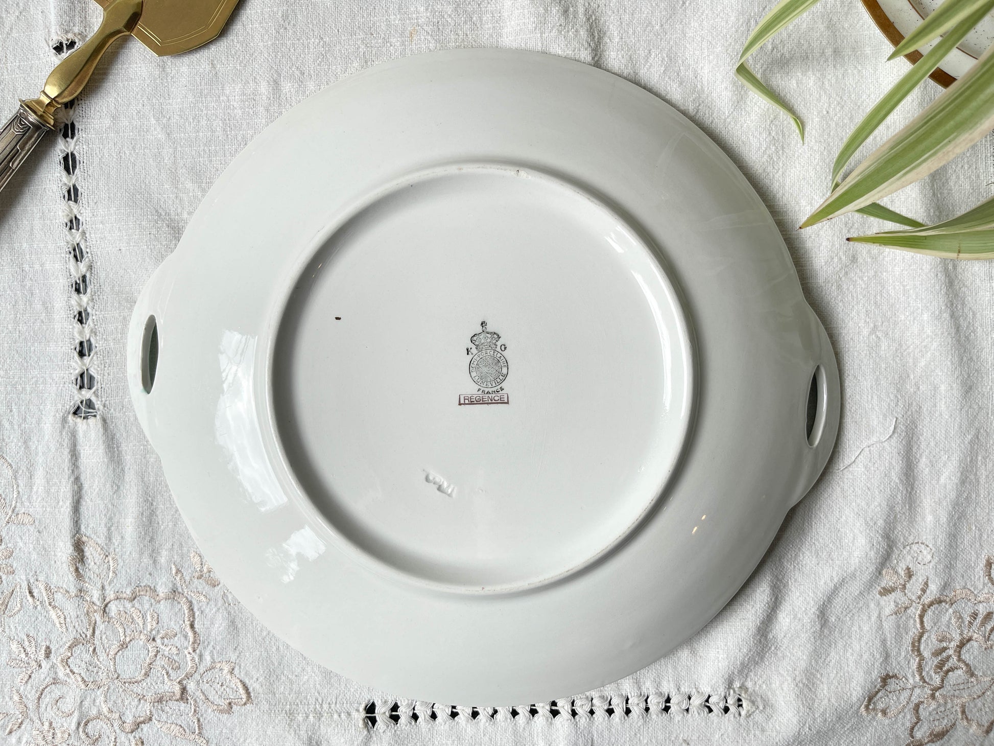 Plat à gâteau à oreille Française LUNEVILLE modèle "Régence" blanc vert doré