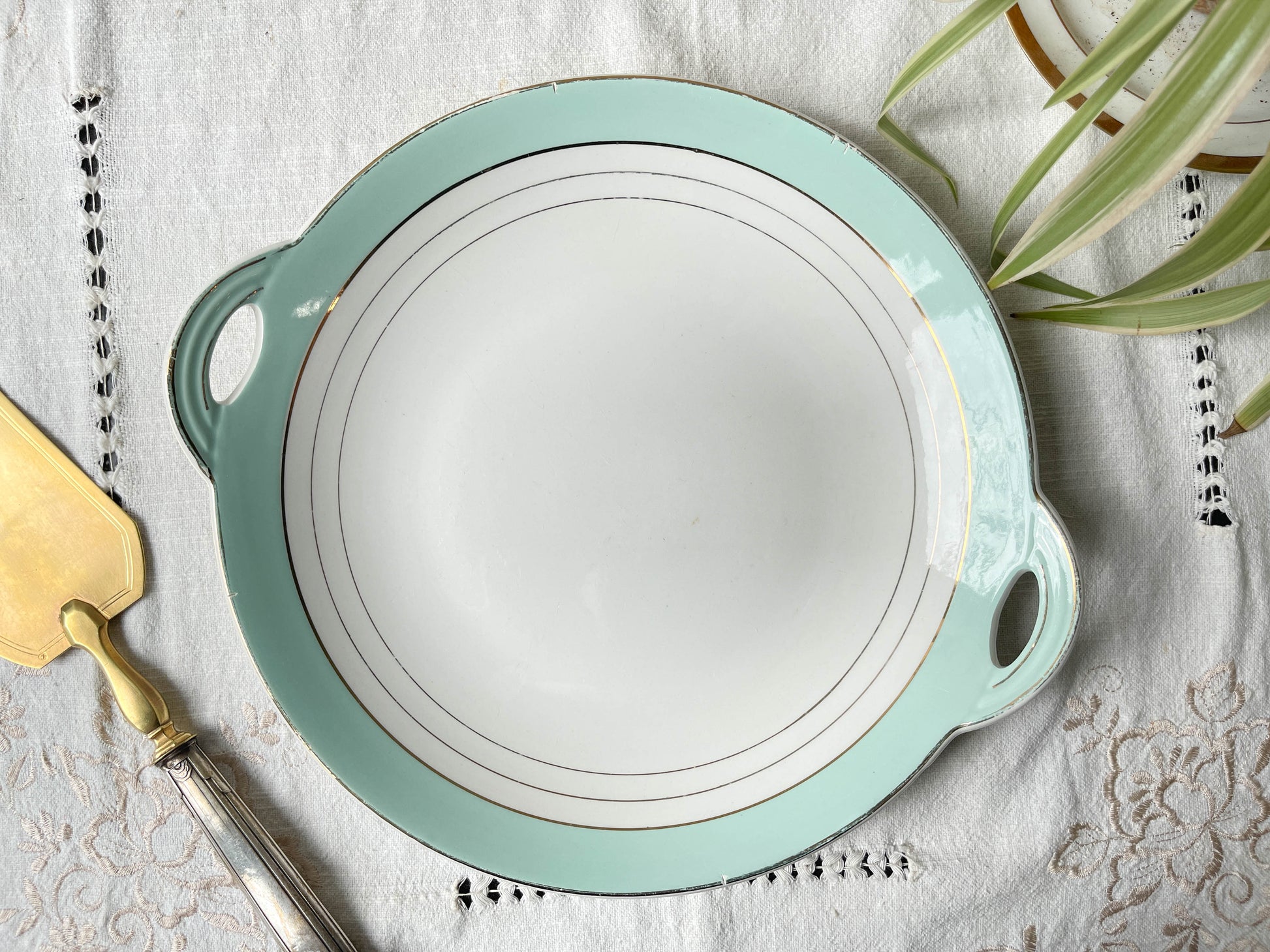 Plat à gâteau à oreille Française LUNEVILLE modèle "Régence" blanc vert doré