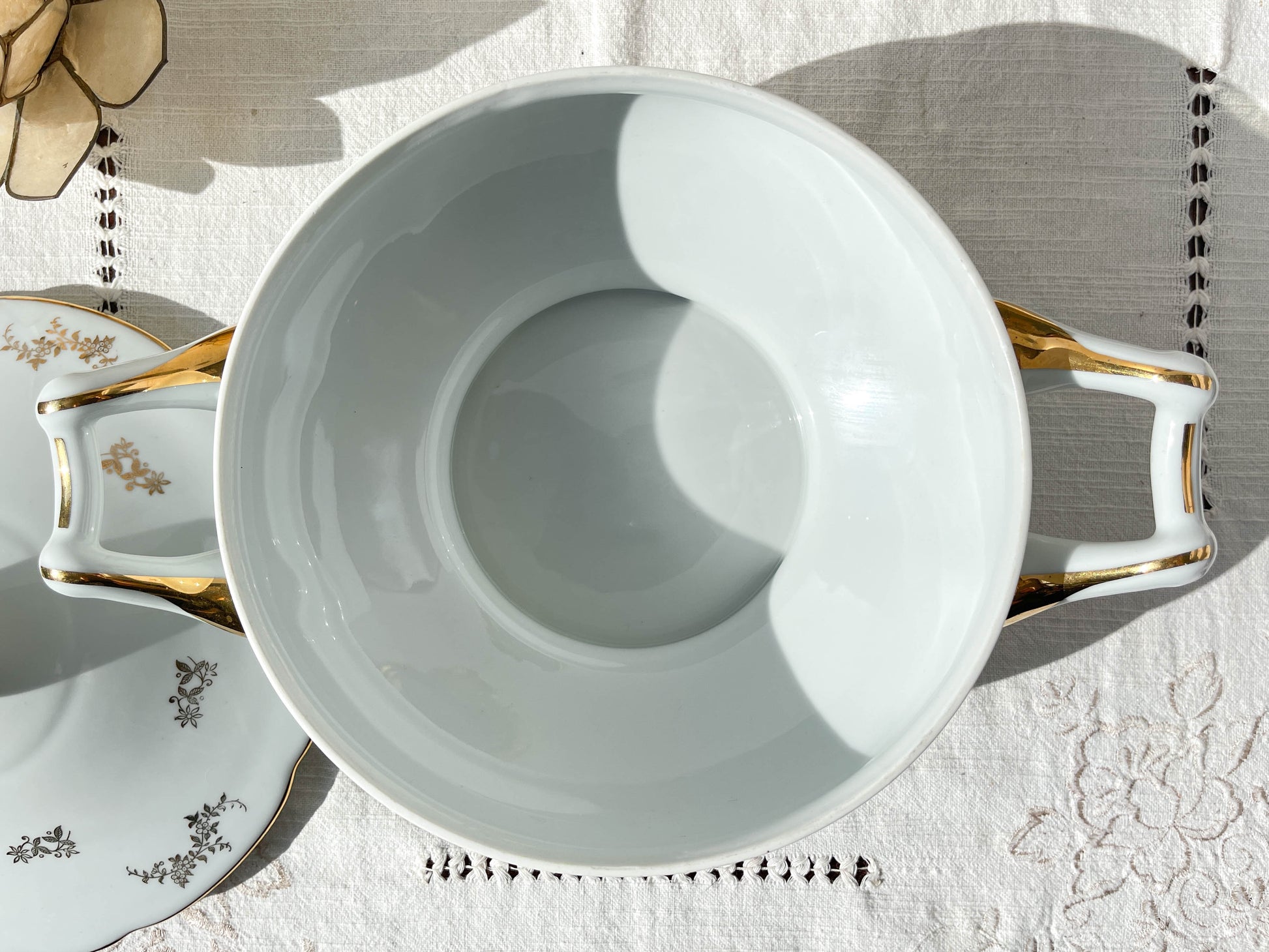 Soupière en porcelaine blanche dorée J&Ciem France 1950 motif fleuri