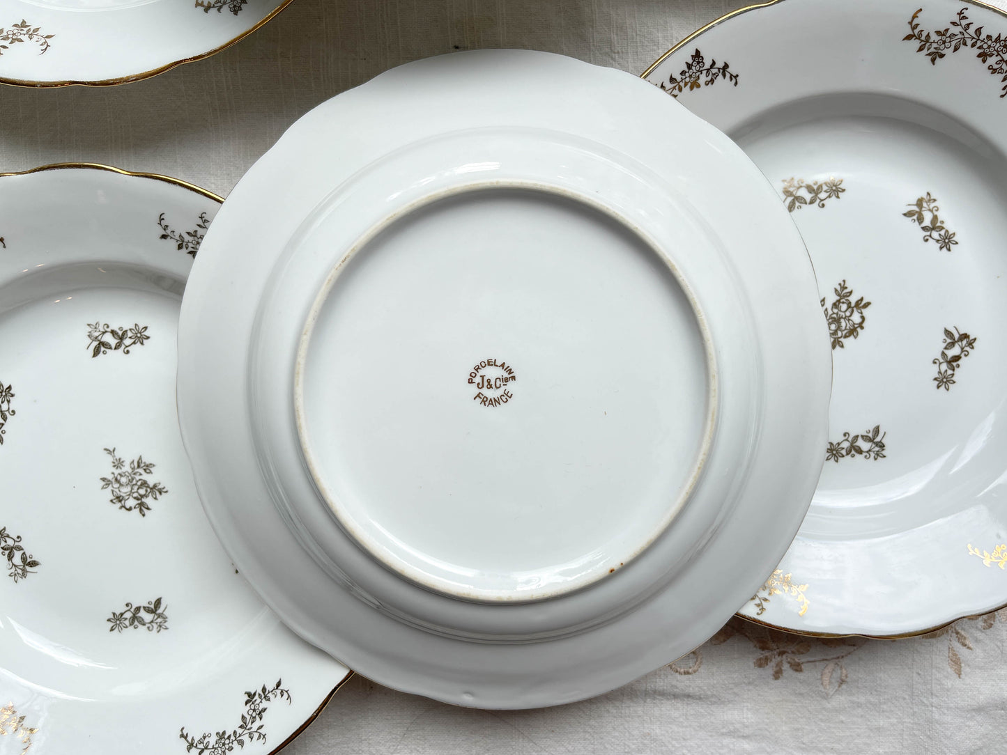 6 Assiettes creuses en porcelaine blanche dorée J&Ciem France 1950 motif fleuri 