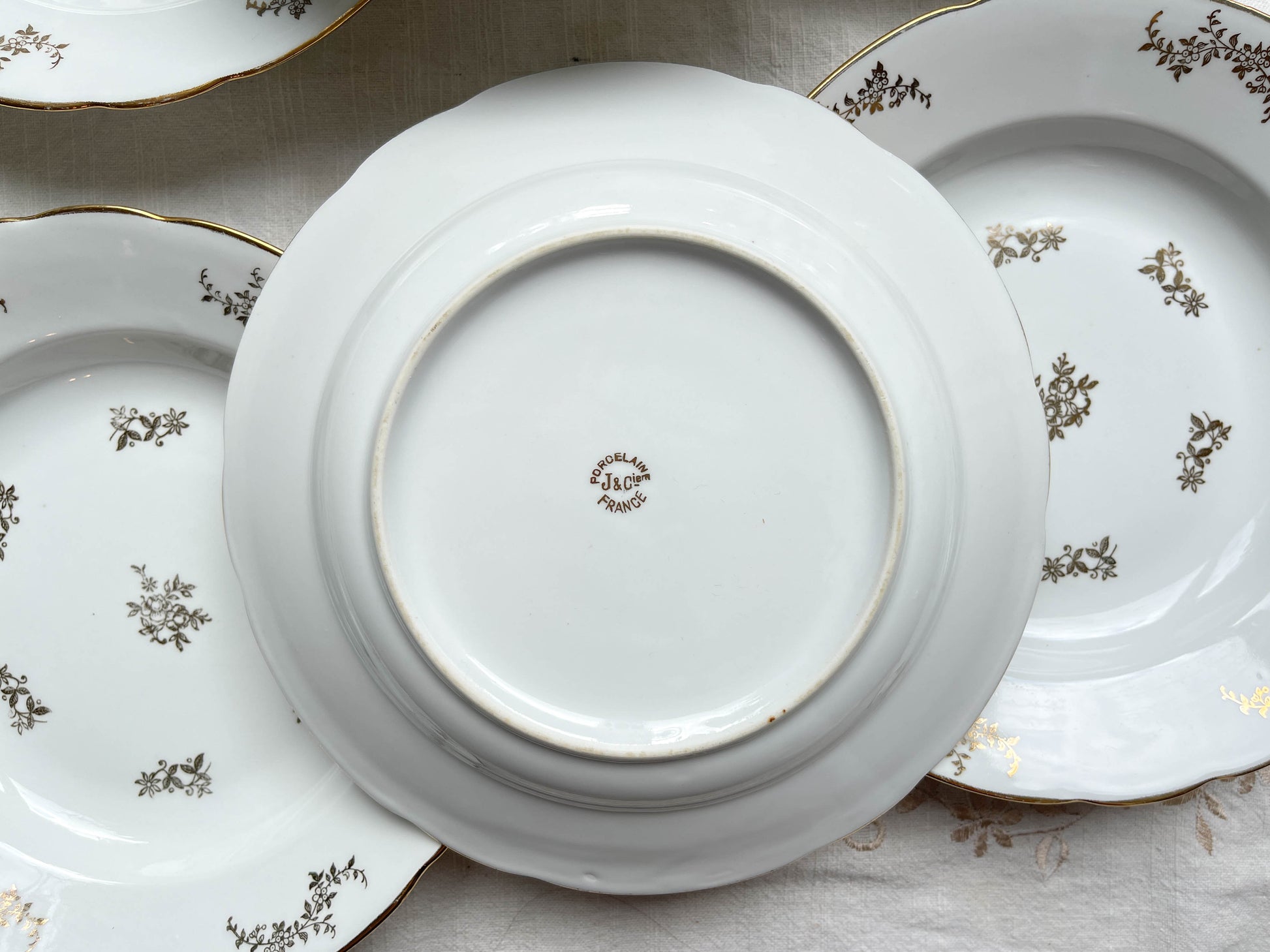 6 Assiettes creuses en porcelaine blanche dorée J&Ciem France 1950 motif fleuri 