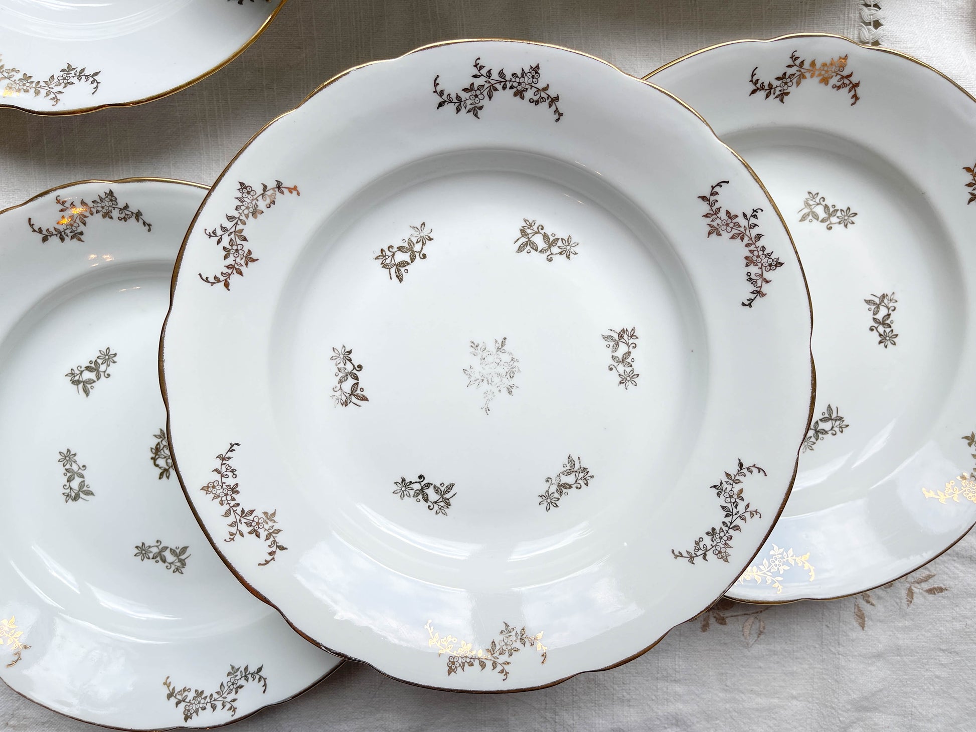 6 Assiettes creuses en porcelaine blanche dorée J&Ciem France 1950 motif fleuri 