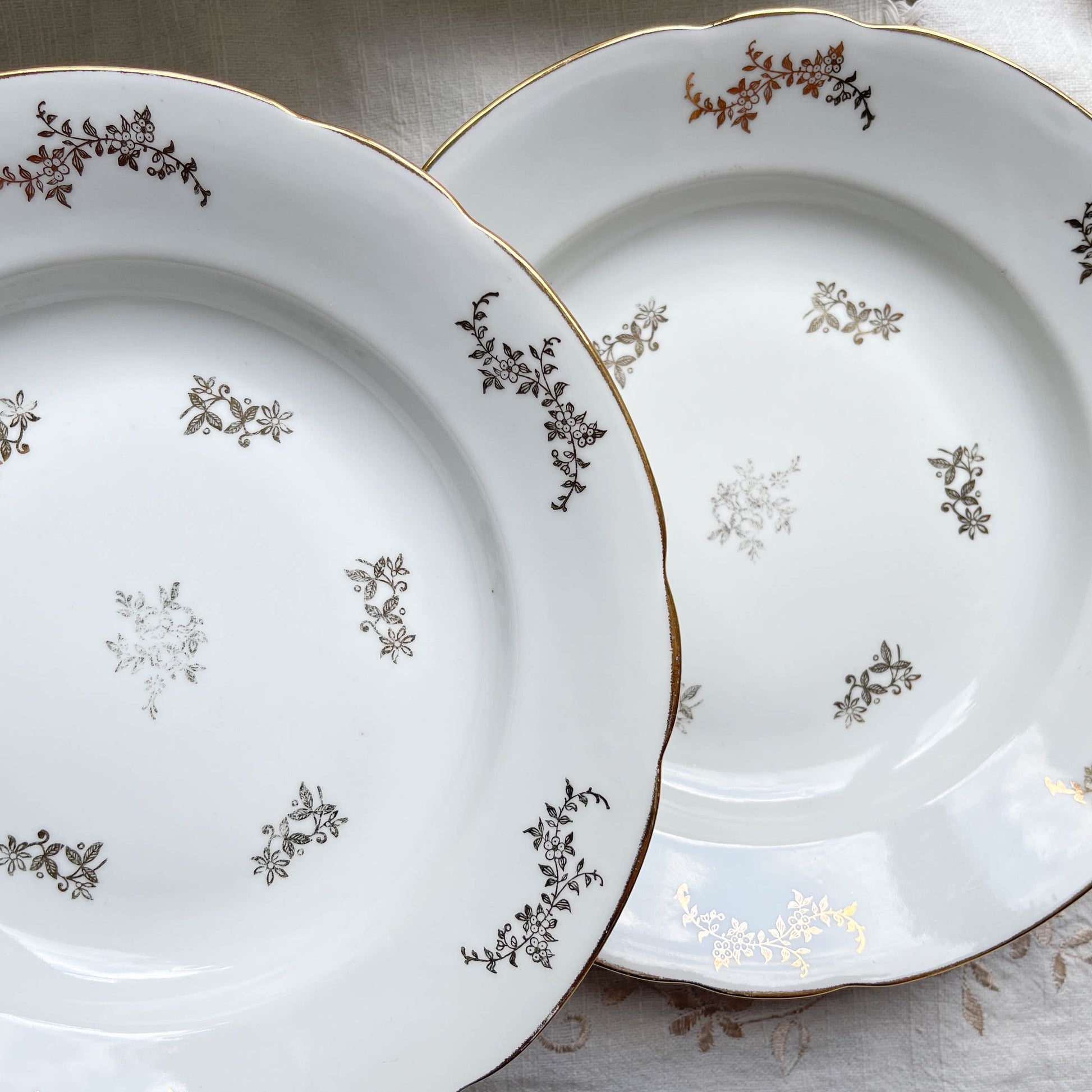 6 Assiettes creuses en porcelaine blanche dorée J&Ciem France 1950 motif fleuri 