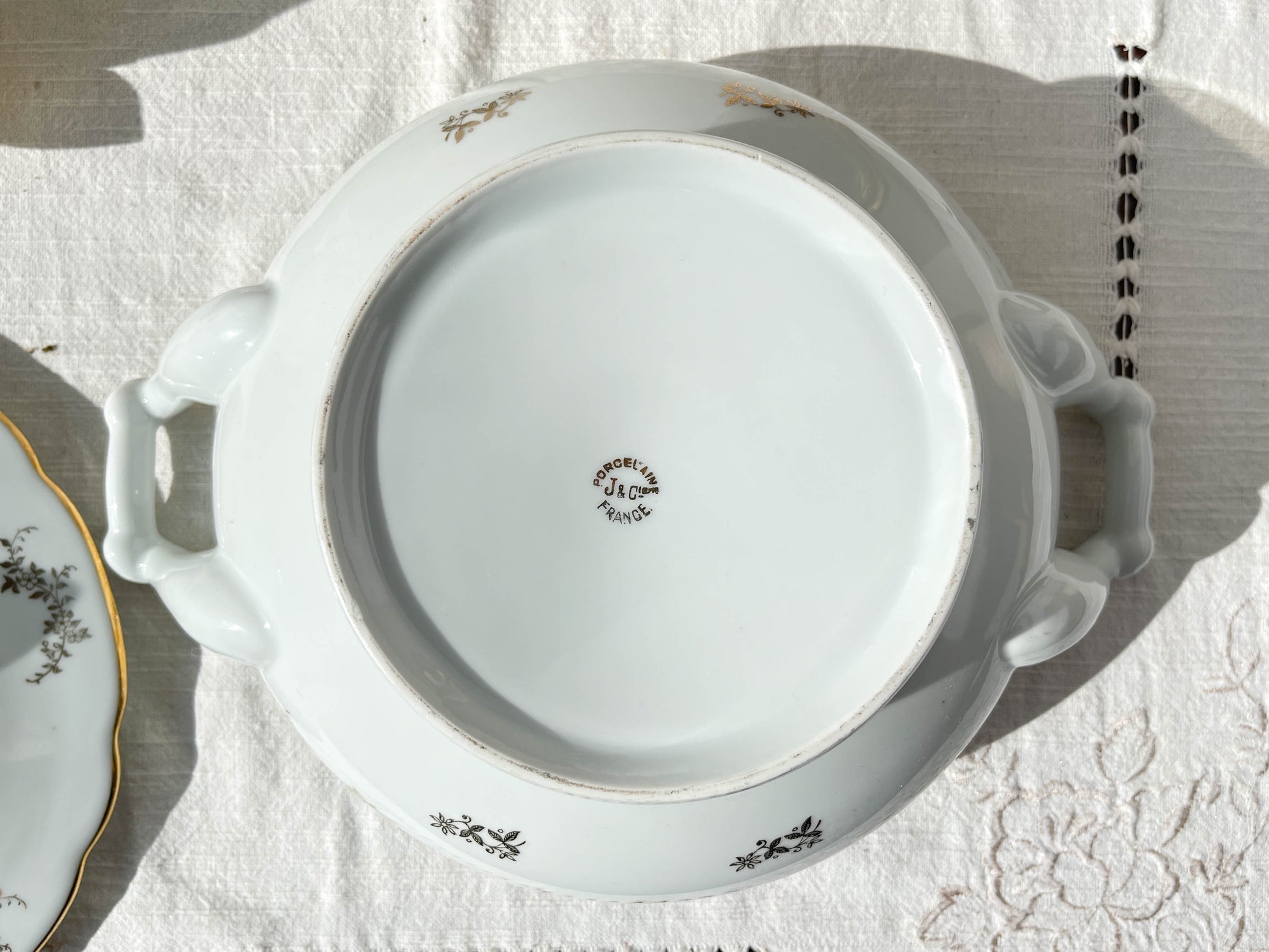 Soupière en porcelaine blanche dorée J&Ciem France 1950 motif fleuri