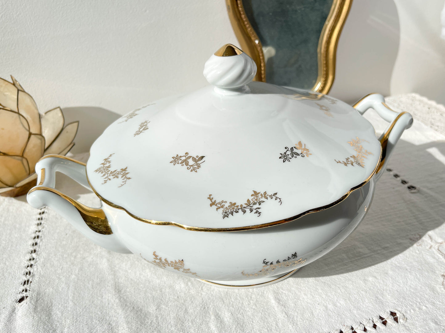 Soupière en porcelaine blanche dorée J&Ciem France 1950 motif fleuri