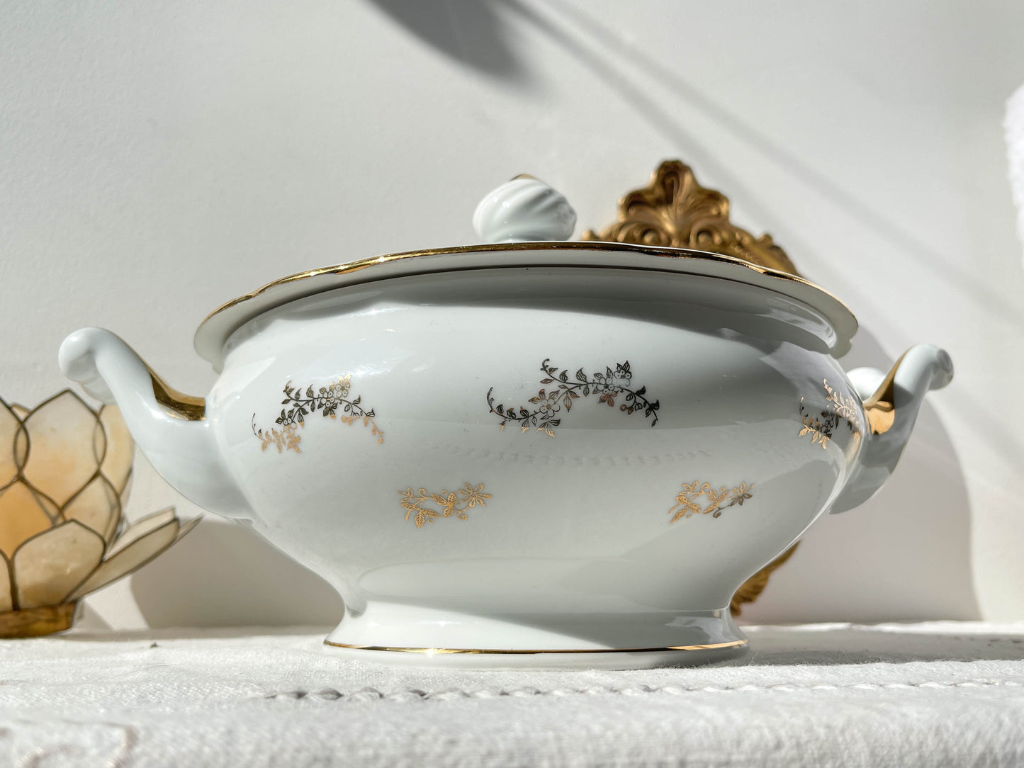 Soupière en porcelaine blanche dorée J&Ciem France 1950 motif fleuri