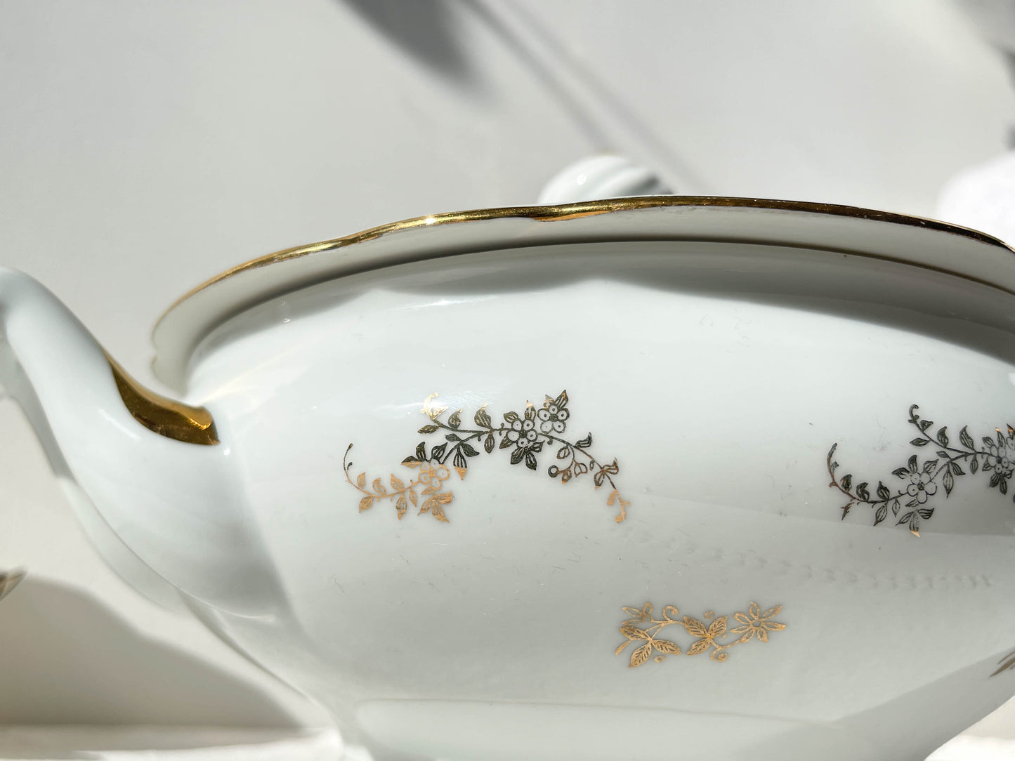 Soupière en porcelaine blanche dorée J&Ciem France 1950 motif fleuri