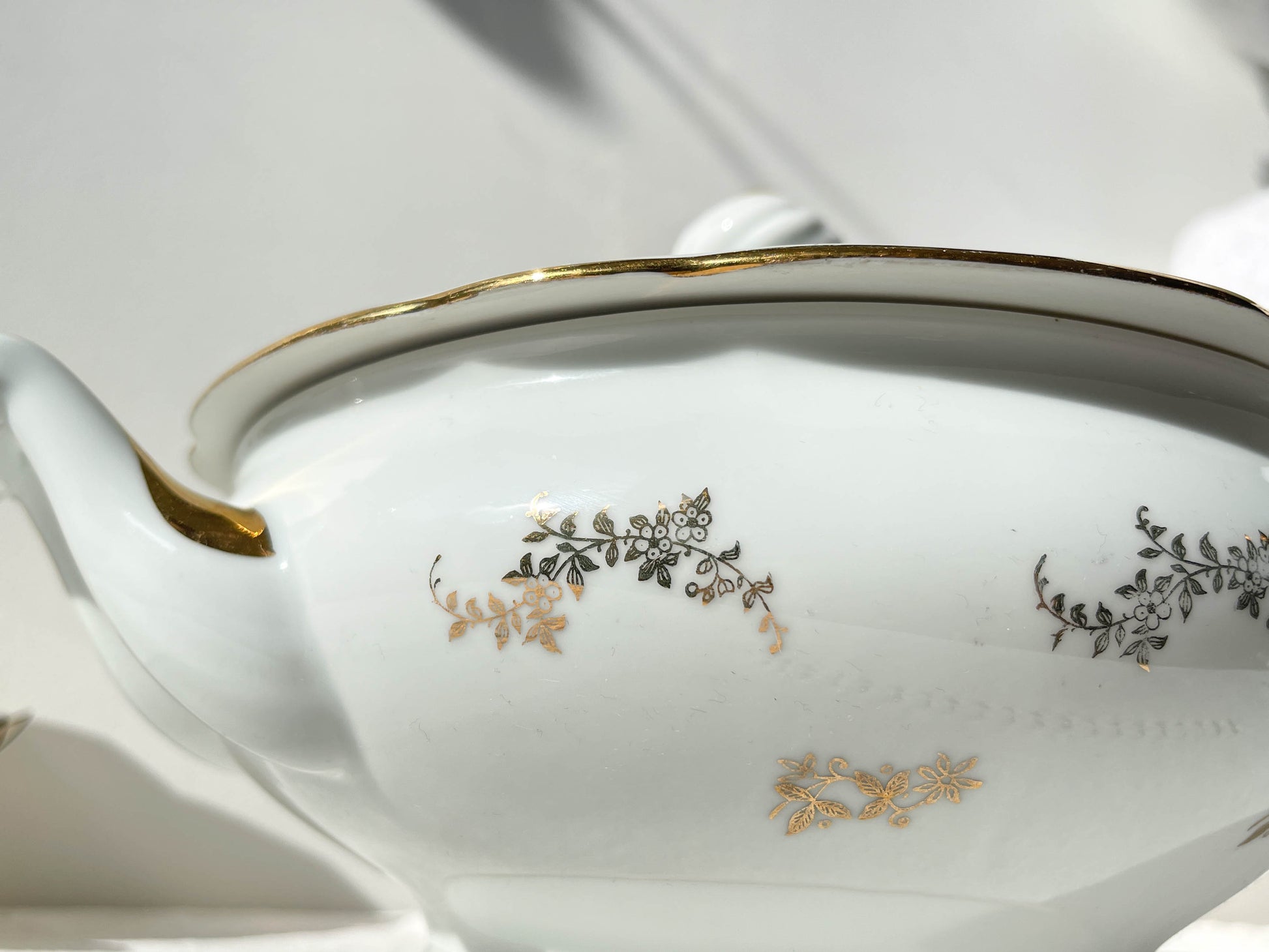 Soupière en porcelaine blanche dorée J&Ciem France 1950 motif fleuri