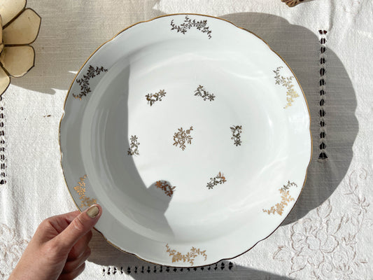 Plat creux en porcelaine blanche dorée J&Ciem France 1950 motif fleuri