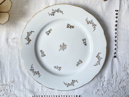 Plat en porcelaine blanche dorée J&Ciem France 1950 motif fleuri 