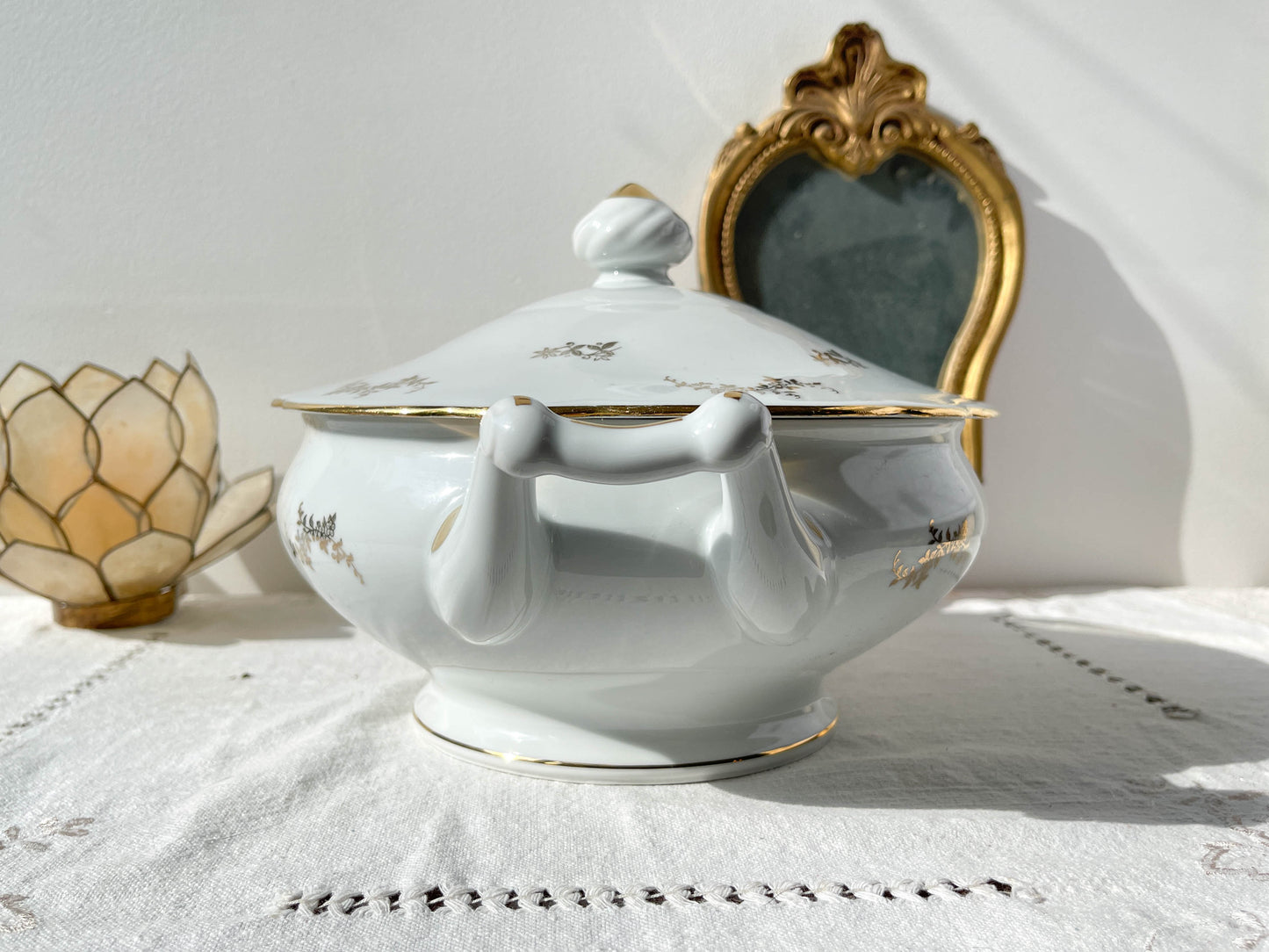 Soupière en porcelaine blanche dorée J&Ciem France 1950 motif fleuri