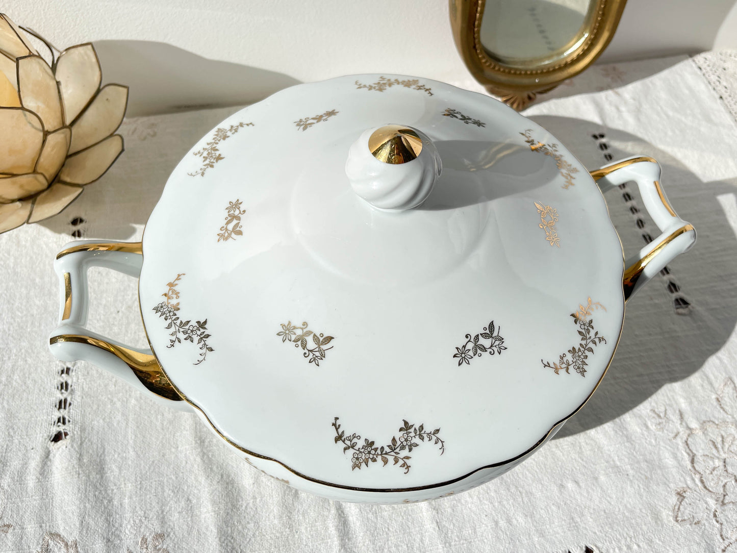 Soupière en porcelaine blanche dorée J&Ciem France 1950 motif fleuri
