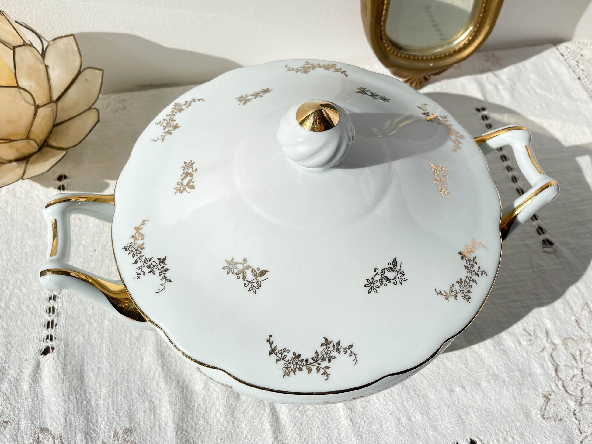 Soupière en porcelaine blanche dorée J&Ciem France 1950 motif fleuri