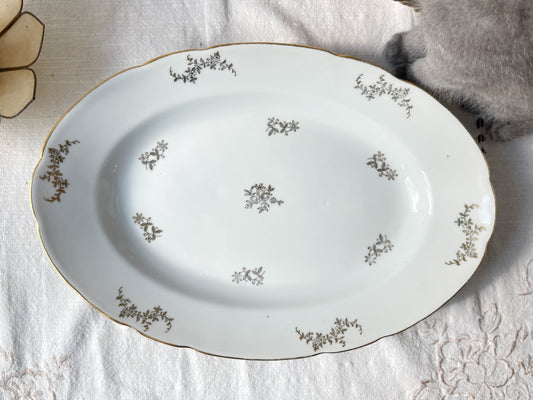 Plat oval en porcelaine blanche dorée J&Ciem France 1950 motif fleuri