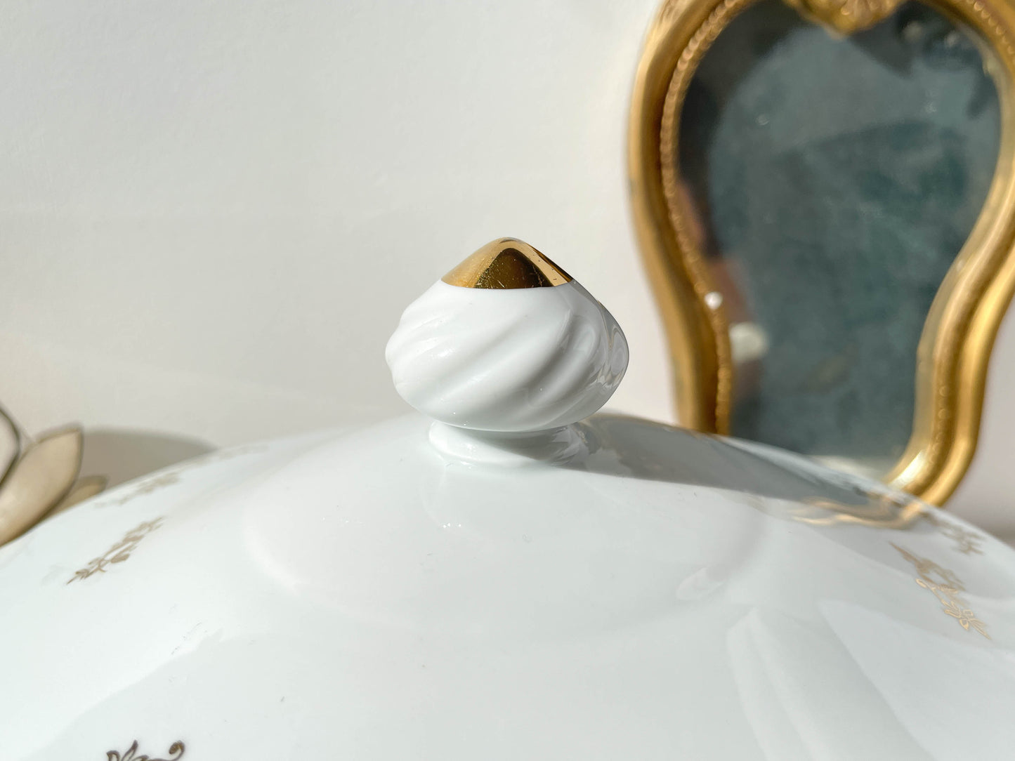 Soupière en porcelaine blanche dorée J&Ciem France 1950 motif fleuri