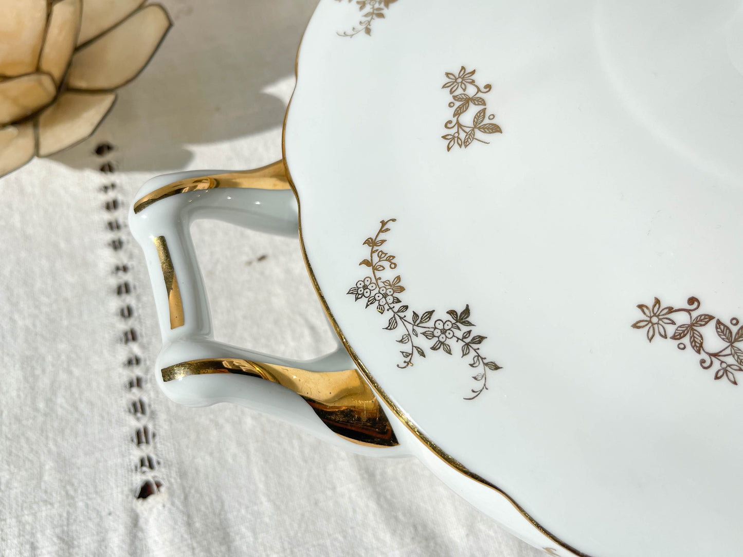 Soupière en porcelaine blanche dorée J&Ciem France 1950 motif fleuri