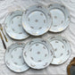 6 Assiettes plates en porcelaine blanches dorées J&Ciem France 1950 motif fleuri
