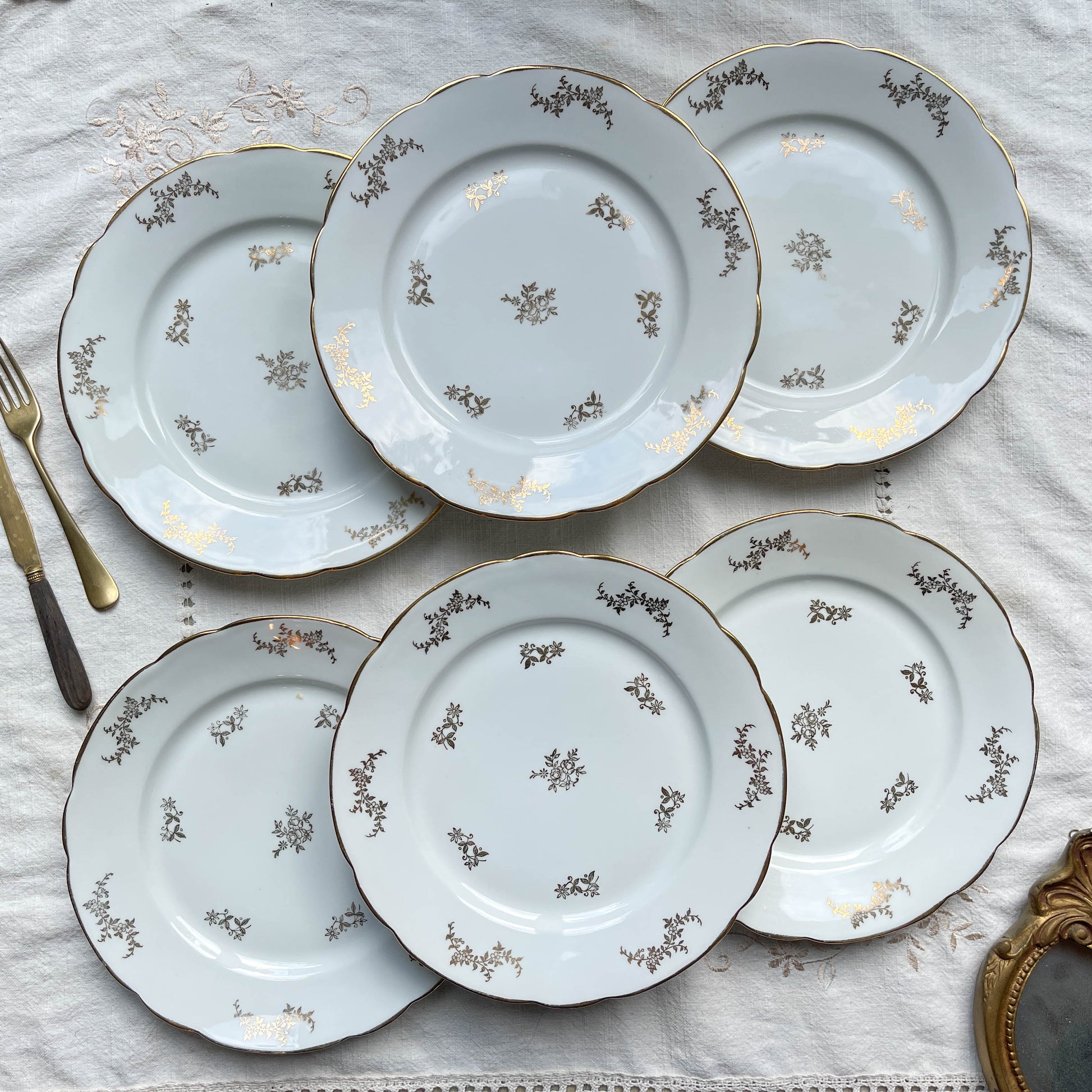 6 Assiettes plates en porcelaine blanches dorées J&Ciem France 1950 motif fleuri