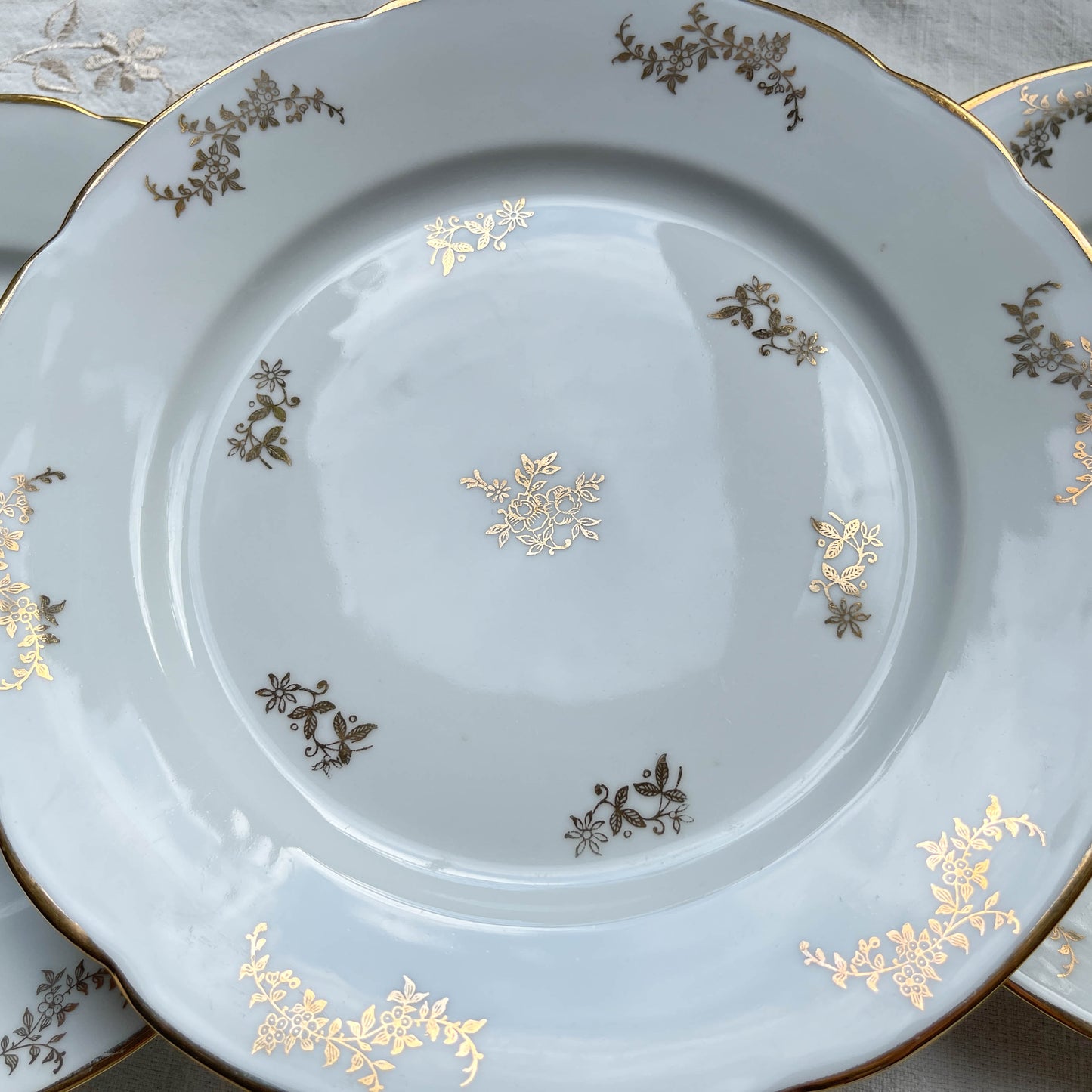 6 Assiettes plates en porcelaine blanches dorées J&Ciem France 1950 motif fleuri