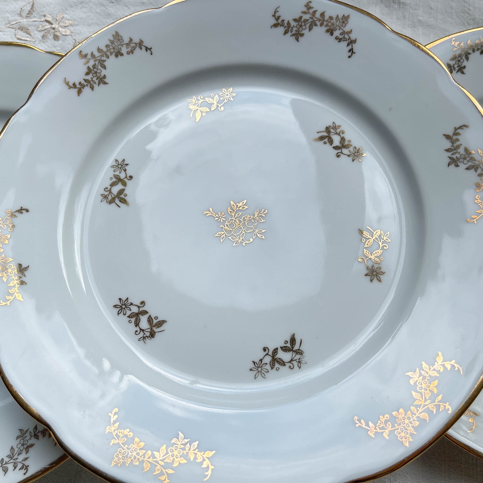 6 Assiettes plates en porcelaine blanches dorées J&Ciem France 1950 motif fleuri