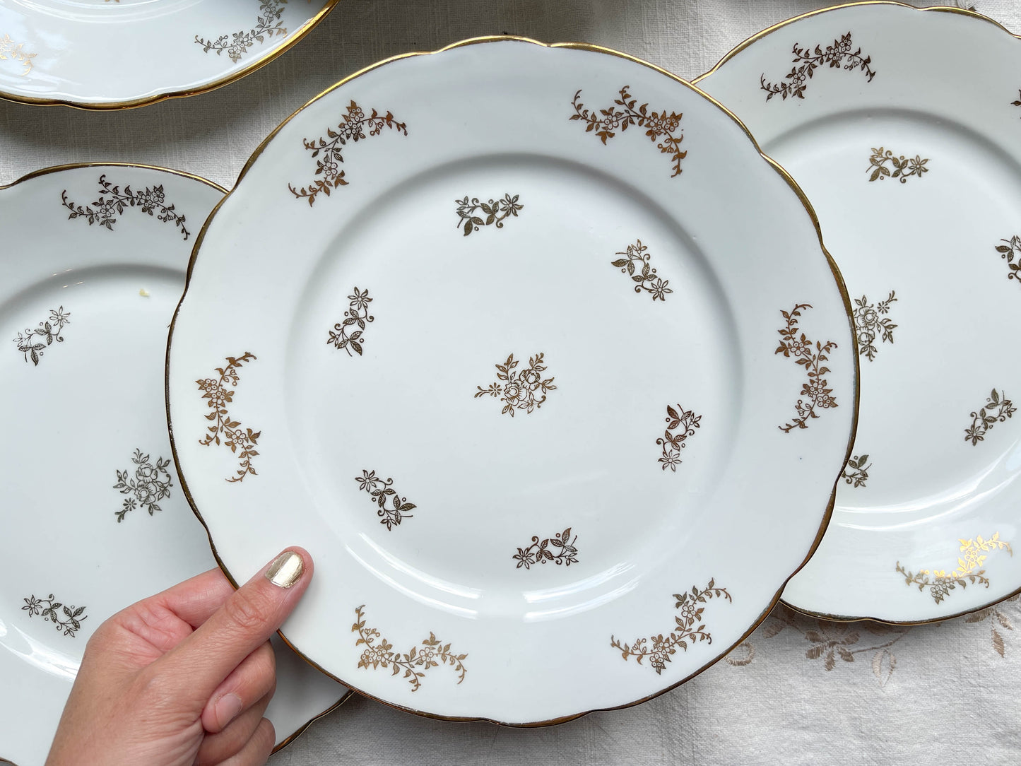 6 Assiettes plates en porcelaine blanches dorées J&Ciem France 1950 motif fleuri