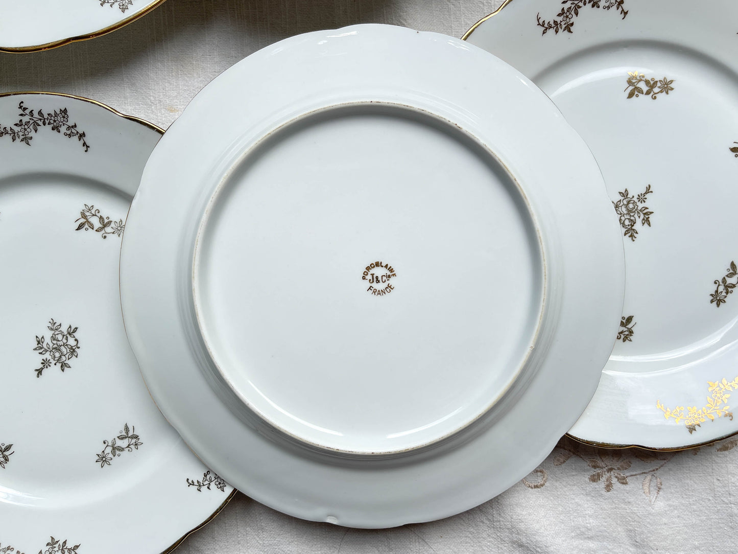 6 Assiettes plates en porcelaine blanches dorées J&Ciem France 1950 motif fleuri