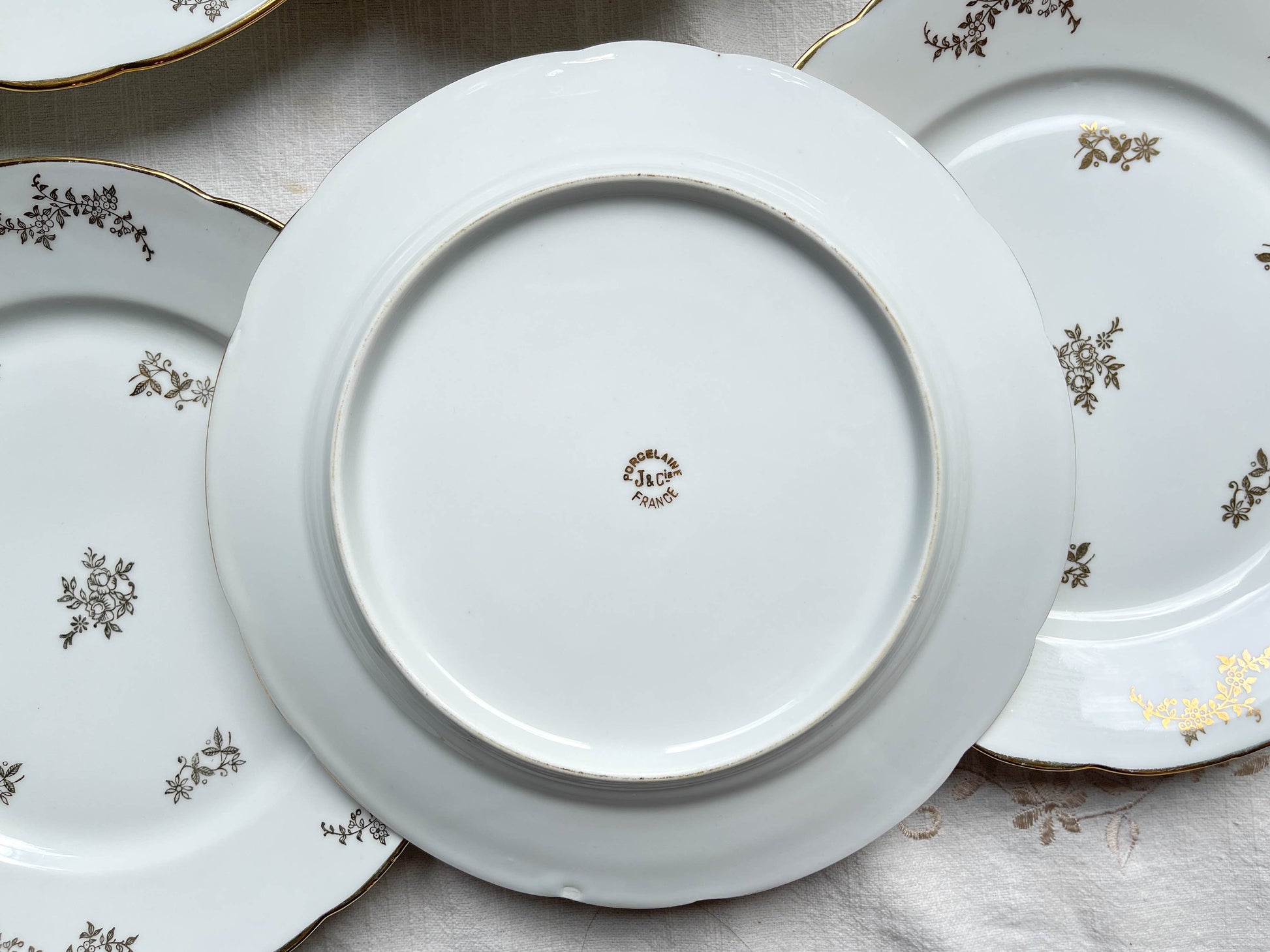 6 Assiettes plates en porcelaine blanches dorées J&Ciem France 1950 motif fleuri