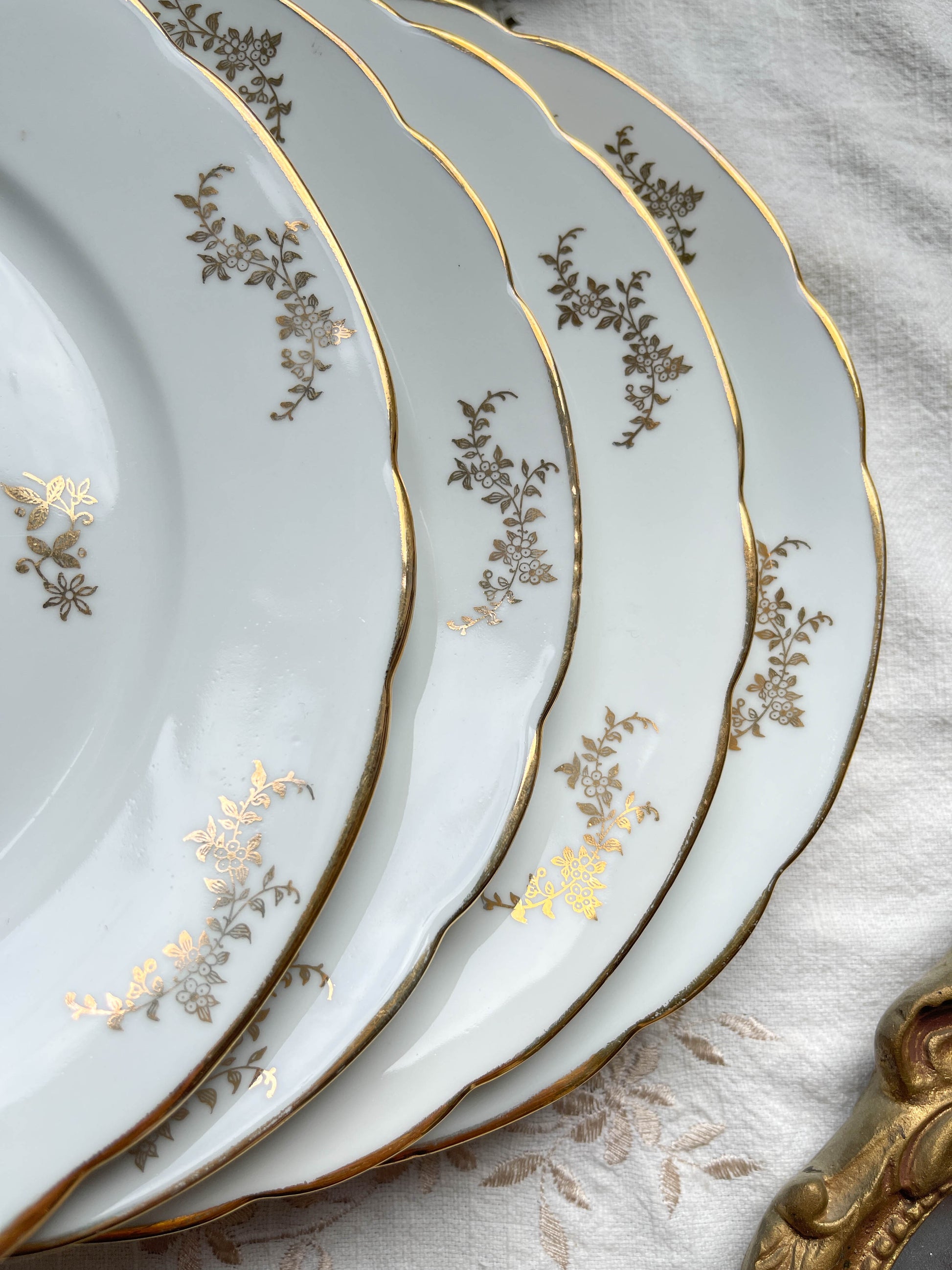 6 Assiettes plates en porcelaine blanches dorées J&Ciem France 1950 motif fleuri