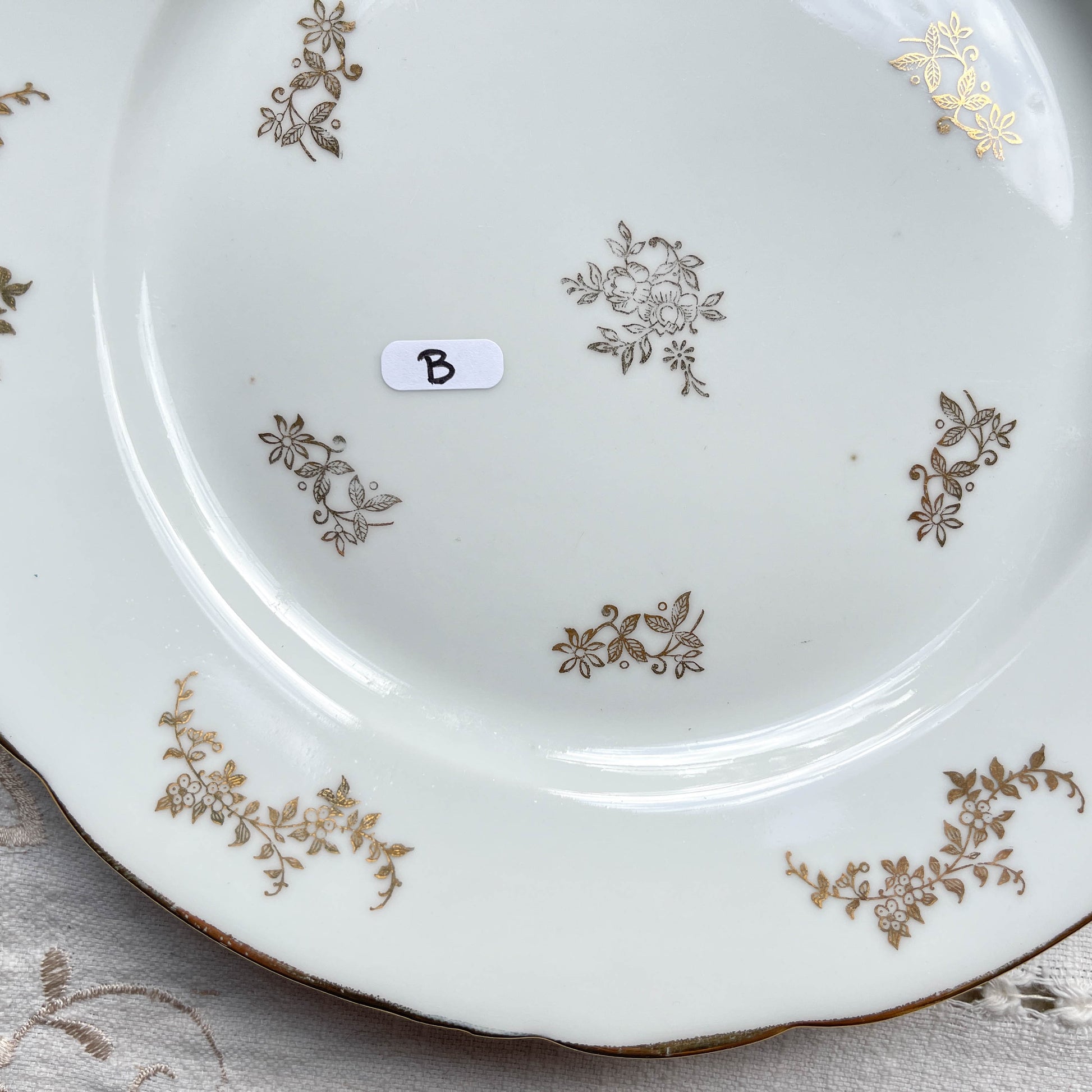 6 Assiettes plates en porcelaine blanches dorées J&Ciem France 1950 motif fleuri