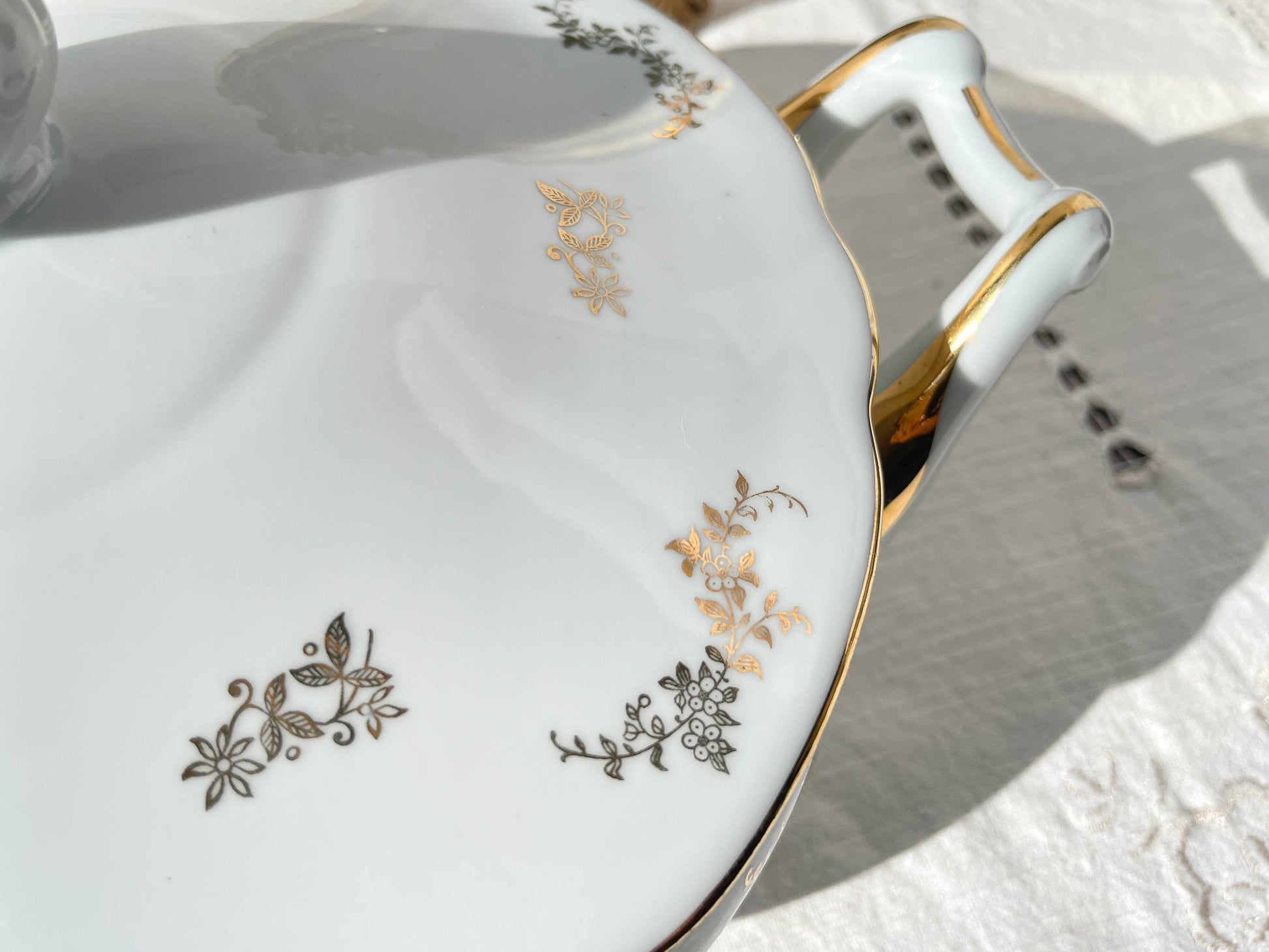 Soupière en porcelaine blanche dorée J&Ciem France 1950 motif fleuri