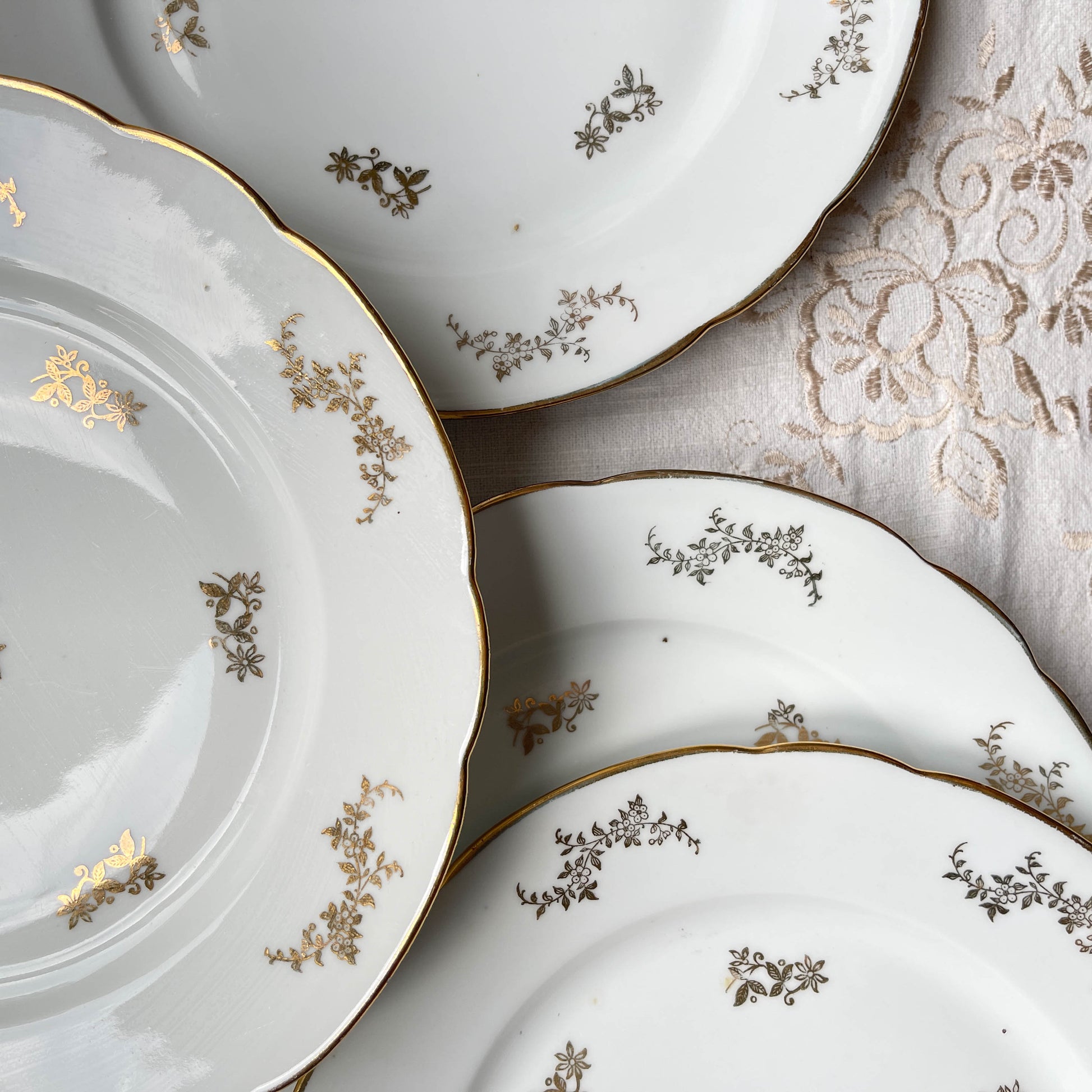 6 Assiettes plates en porcelaine blanches dorées J&Ciem France 1950 motif fleuri