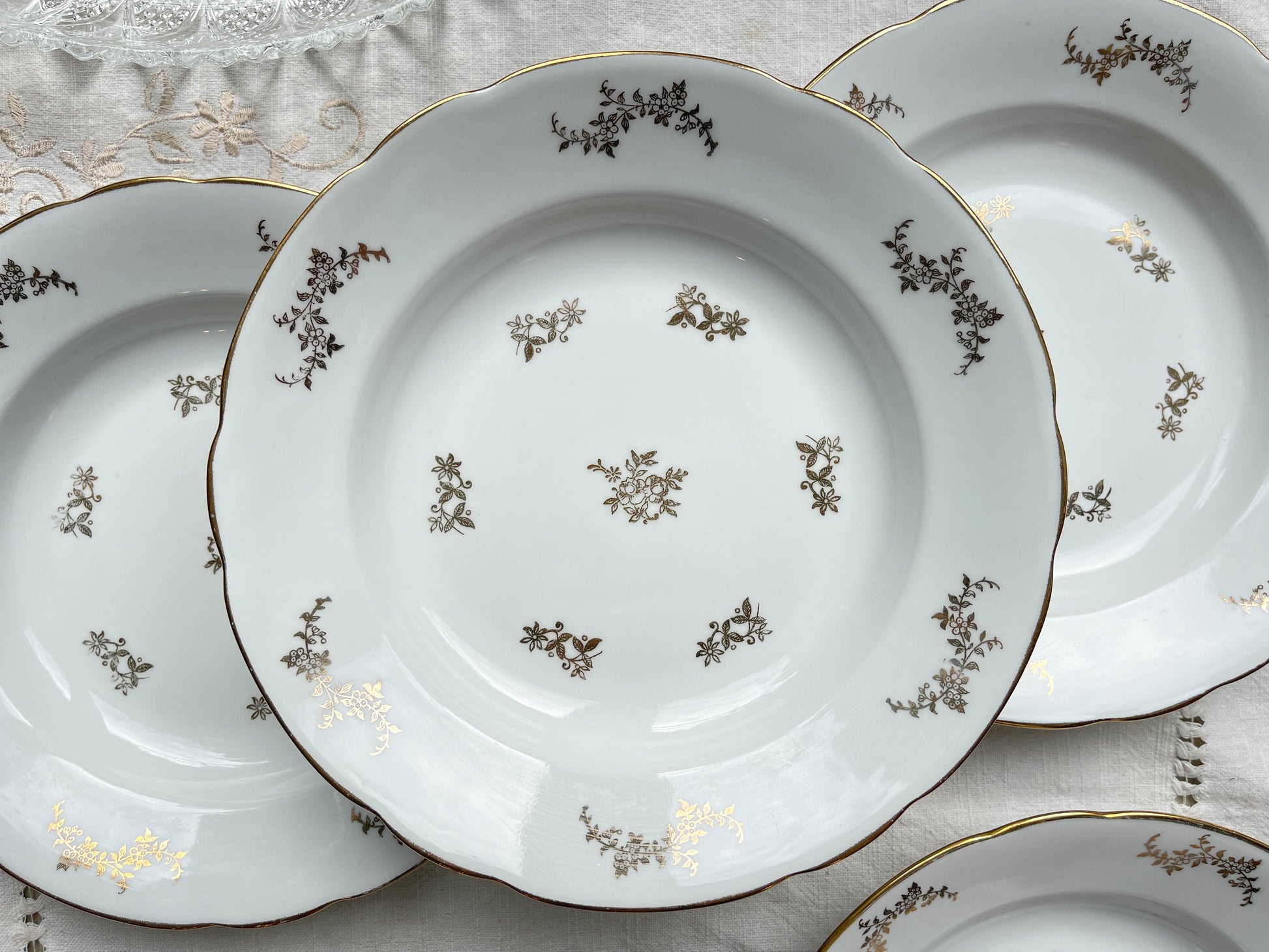 6 Assiettes creuses en porcelaine blanche dorée J&Ciem France 1950 motif fleuri 
