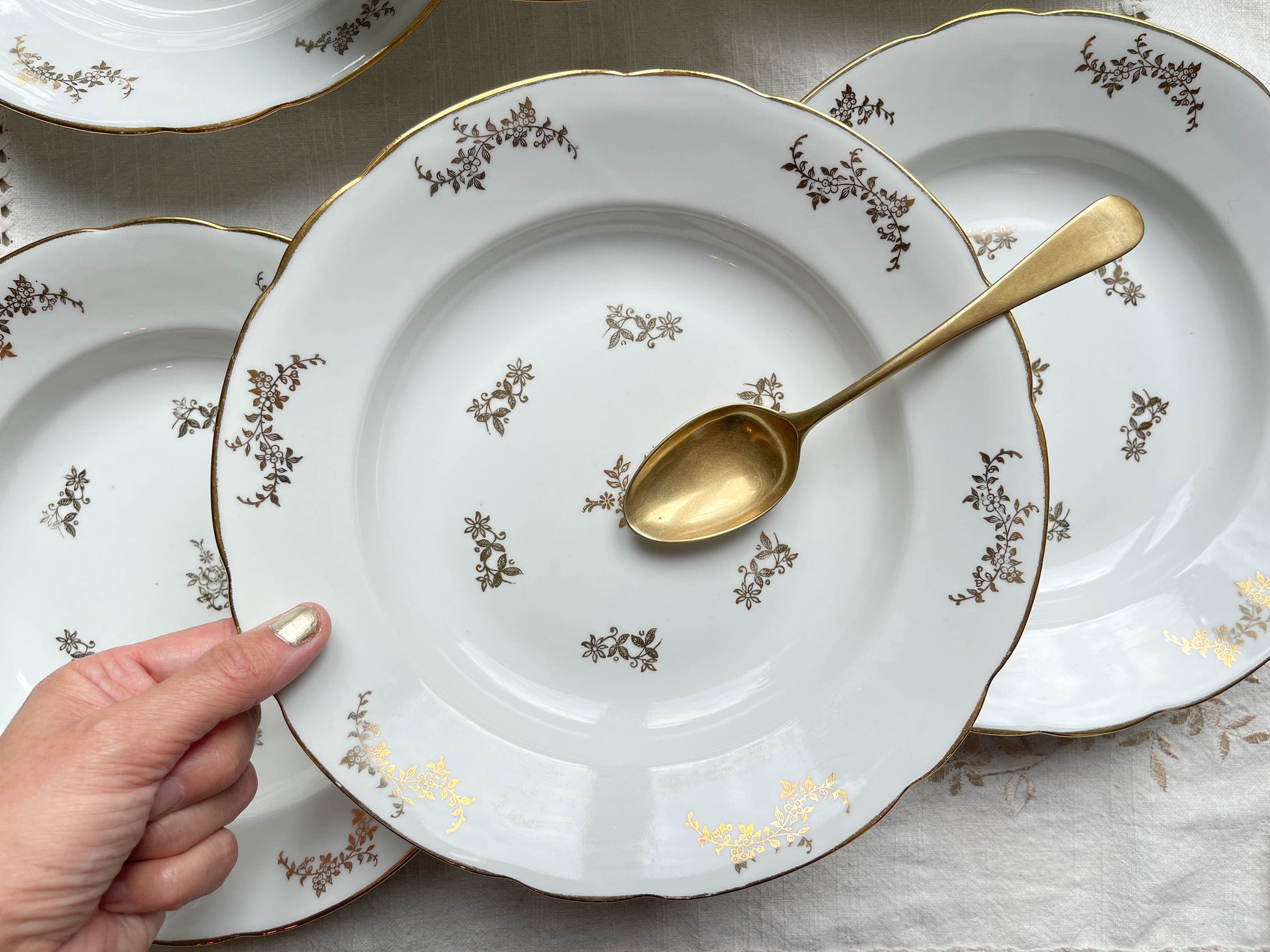 6 Assiettes creuses en porcelaine blanche dorée J&Ciem France 1950 motif fleuri 