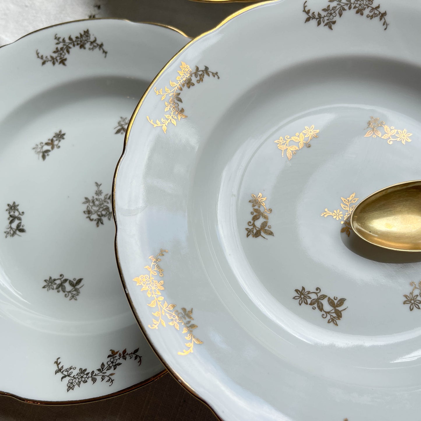 6 Assiettes creuses en porcelaine blanche dorée J&Ciem France 1950 motif fleuri 