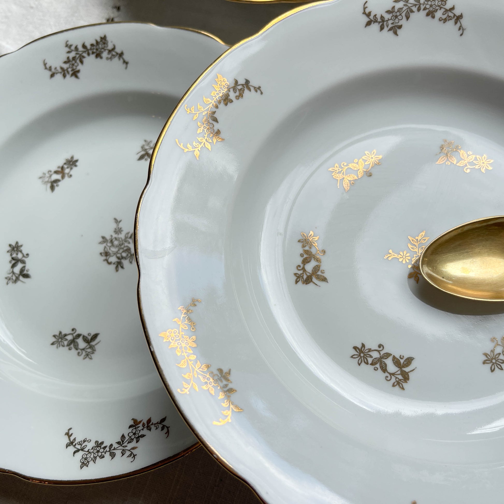 6 Assiettes creuses en porcelaine blanche dorée J&Ciem France 1950 motif fleuri 