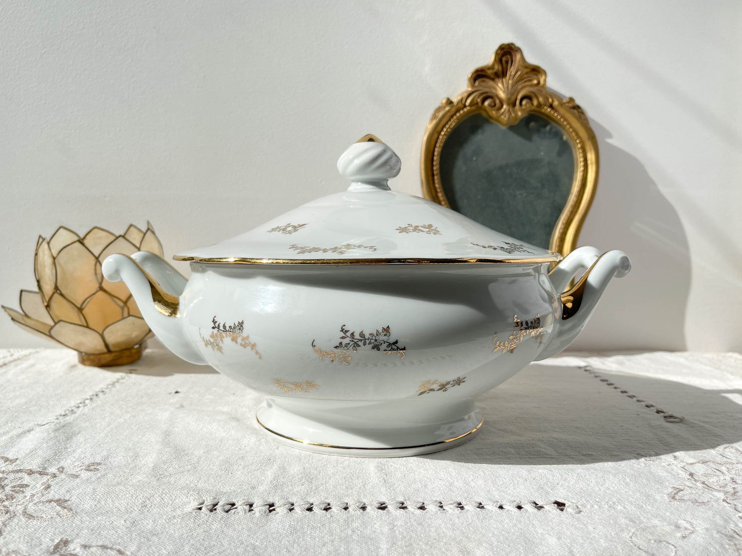 Soupière en porcelaine blanche dorée J&Ciem France 1950 motif fleuri