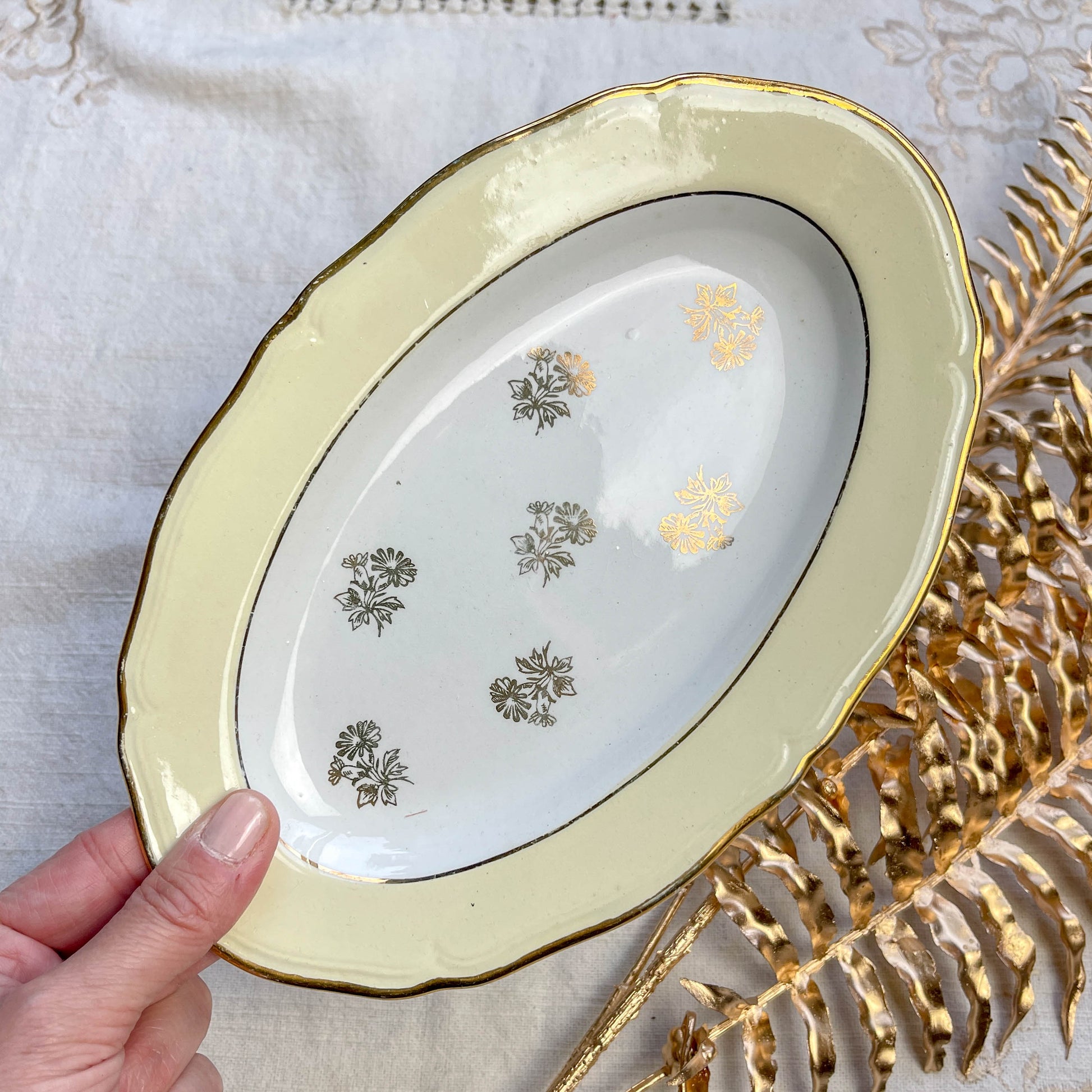 Ravier porcelaine vintage blanche et jaune - L'Amandinoise 1950 - Motif fleuri doré - Vaisselle ancienne française - Petit plat vintage