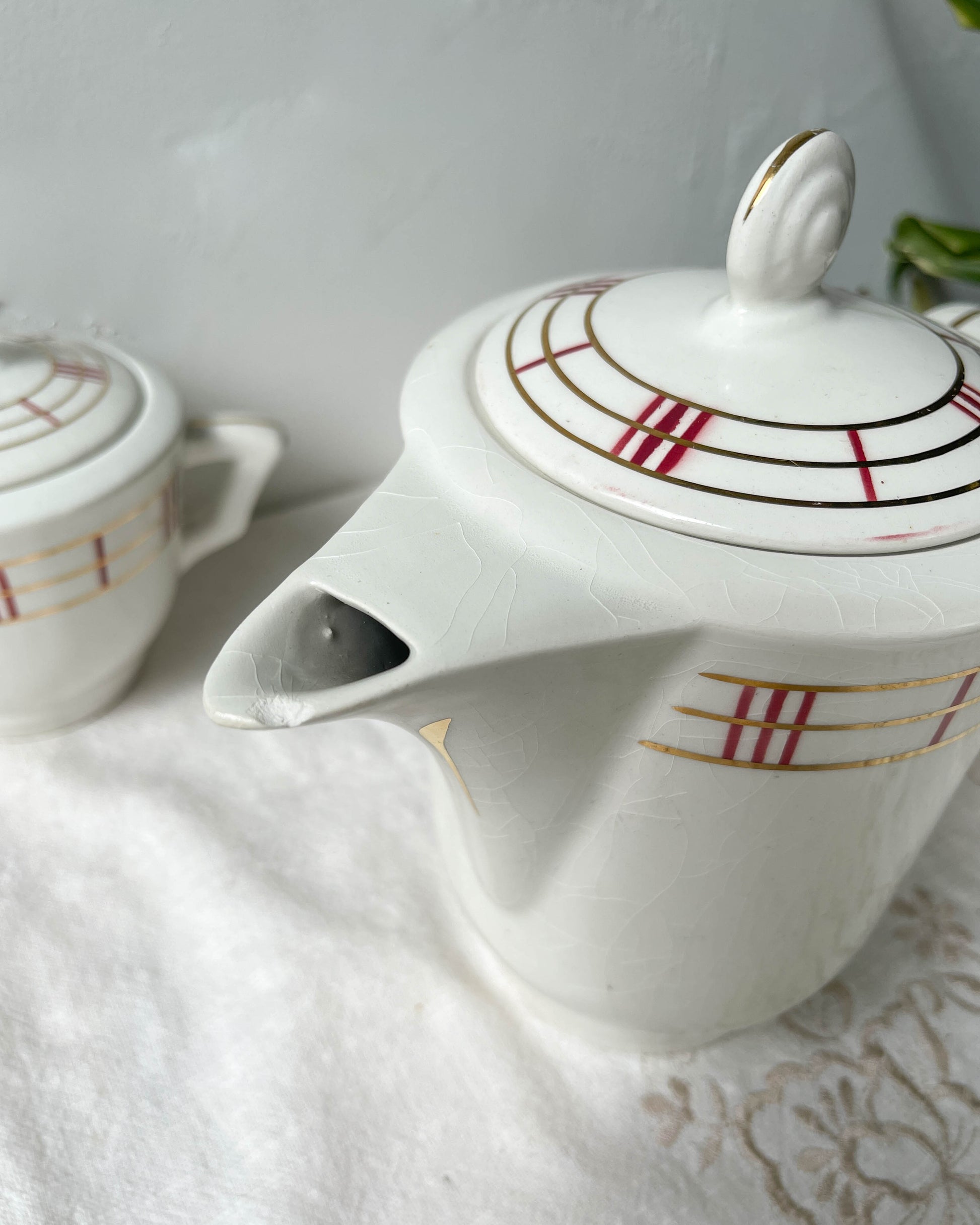 Service à thé vintage en porcelaine blanche à rayures Moulin des Loups Orcerame modèle "Richelieu"