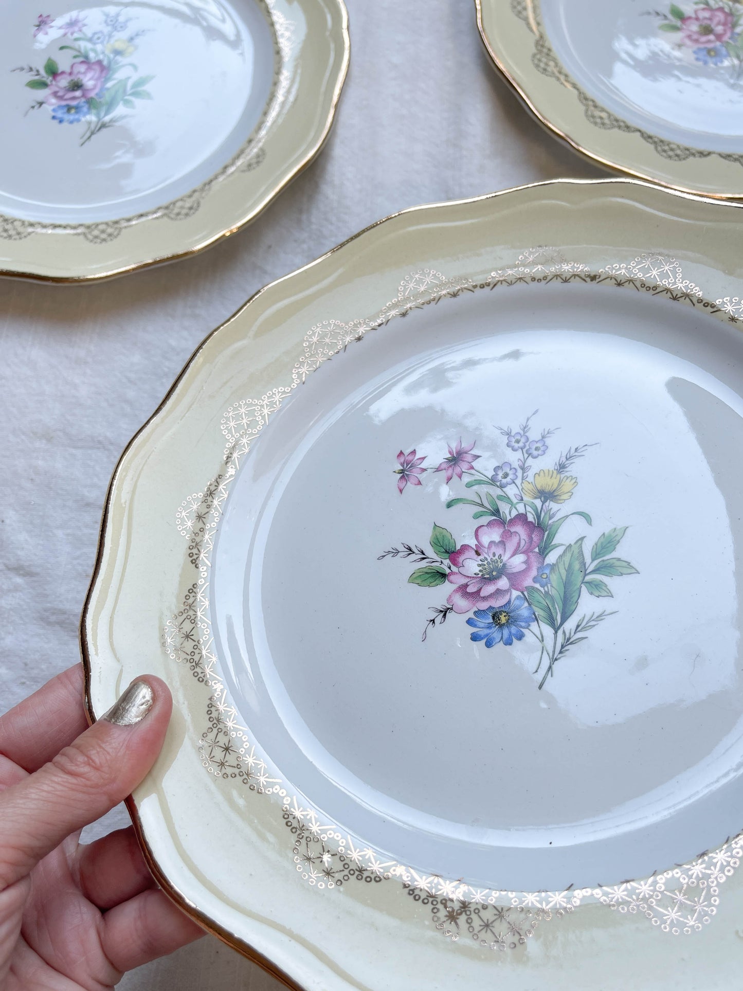 6 Assiettes plates en porcelaine vintage motif fleuri blanche jaune doré L'Amandinoise 38754
