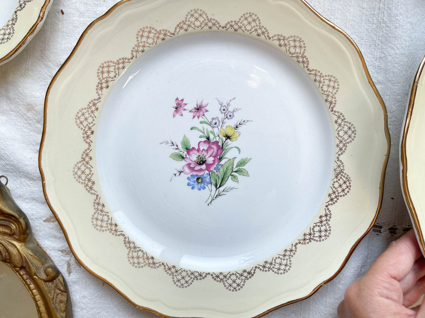 6 Assiettes plates en porcelaine vintage motif fleuri blanche jaune doré L'Amandinoise 38754