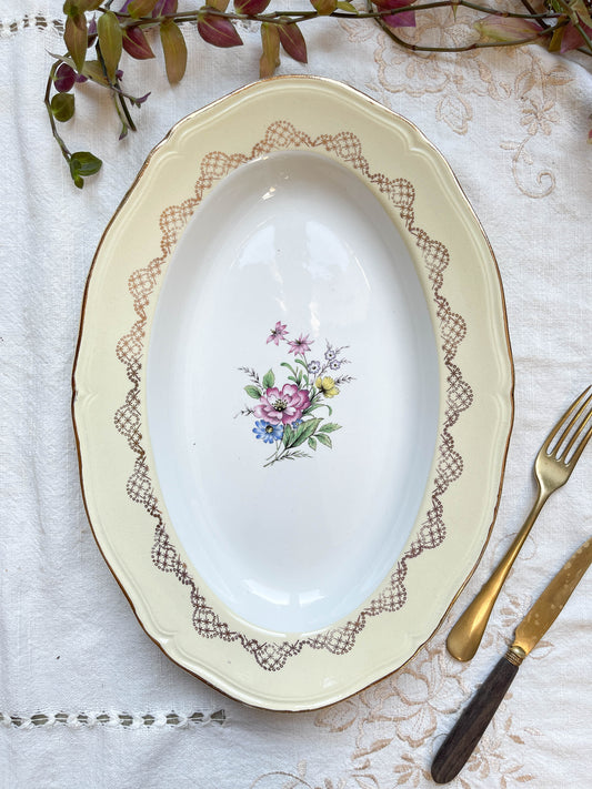 Plat oval porcelaine vintage fleuri blanche jaune doré L'Amandinoise 38754 France 1950s