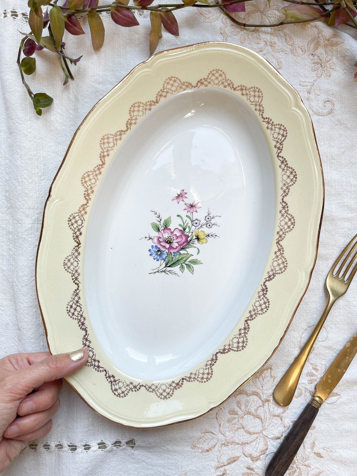 Plat oval porcelaine vintage fleuri blanche jaune doré L'Amandinoise 38754 France 1950s