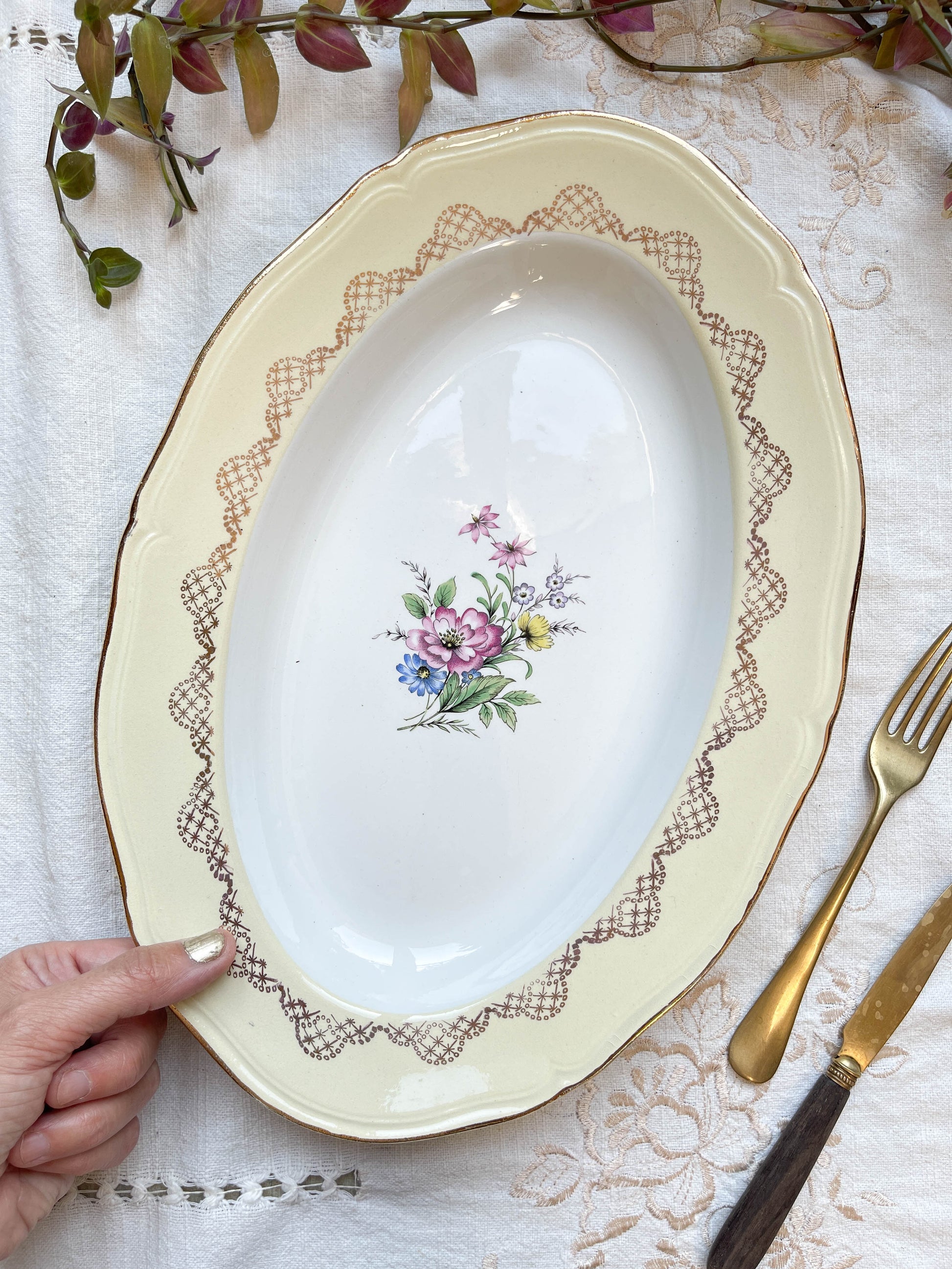 Plat oval porcelaine vintage fleuri blanche jaune doré L'Amandinoise 38754 France 1950s