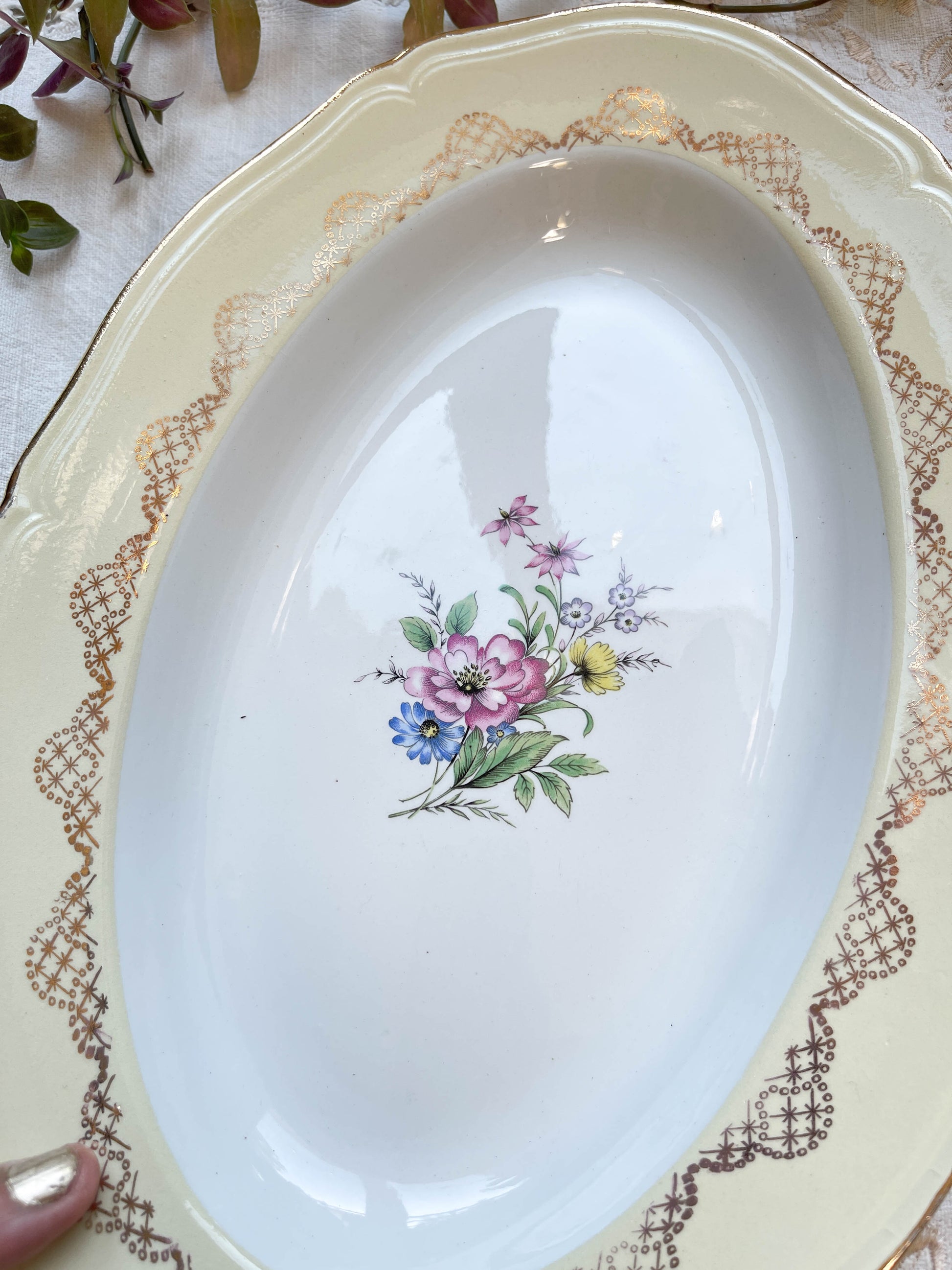 Plat oval porcelaine vintage fleuri blanche jaune doré L'Amandinoise 38754 France 1950s