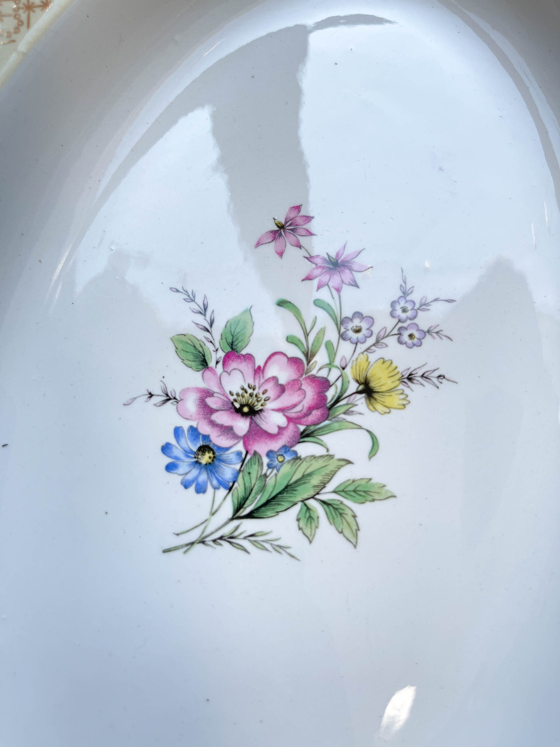 Plat oval porcelaine vintage fleuri blanche jaune doré L'Amandinoise 38754 France 1950s
