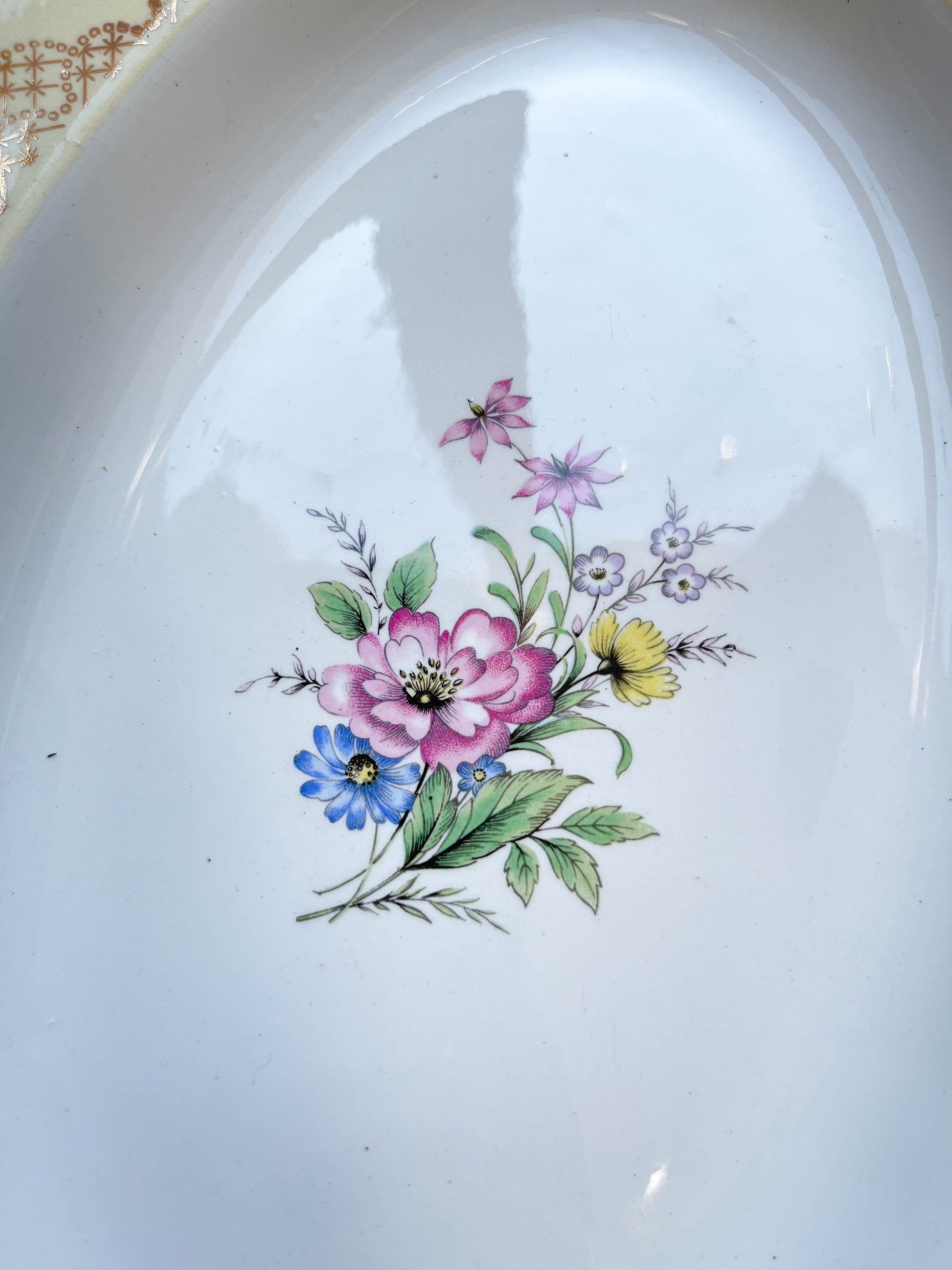 Plat oval porcelaine vintage fleuri blanche jaune doré L'Amandinoise 38754 France 1950s