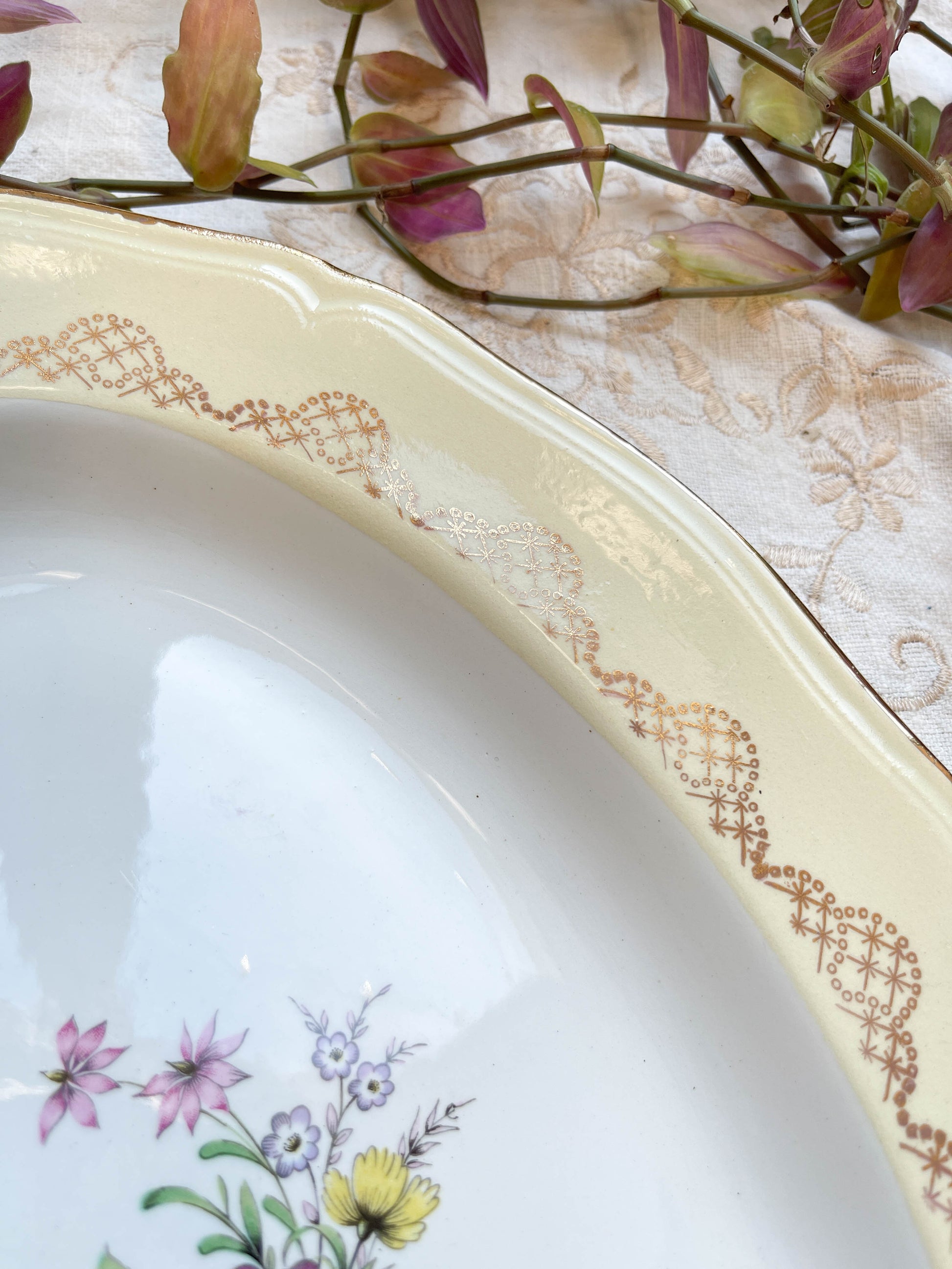 Plat oval porcelaine vintage fleuri blanche jaune doré L'Amandinoise 38754 France 1950s
